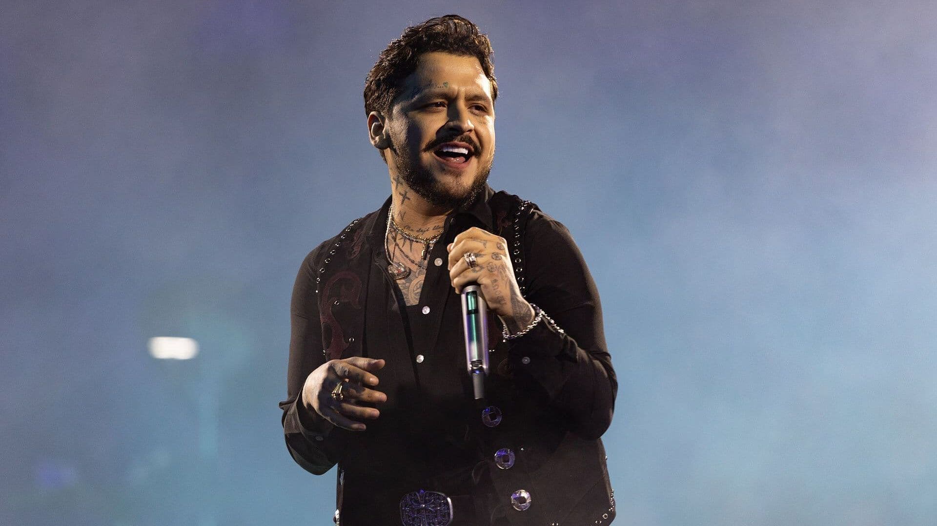 Christian Nodal Celebra Nuevo Récord de Reproducciones 'No Te Contaron Mal'