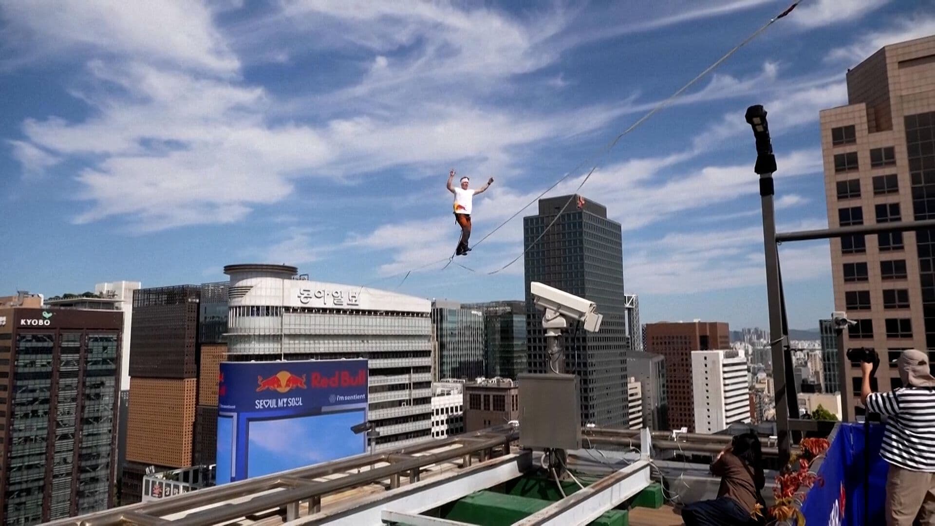 Equilibrista Camina en Cuerda Floja entre Edificios de Seúl
