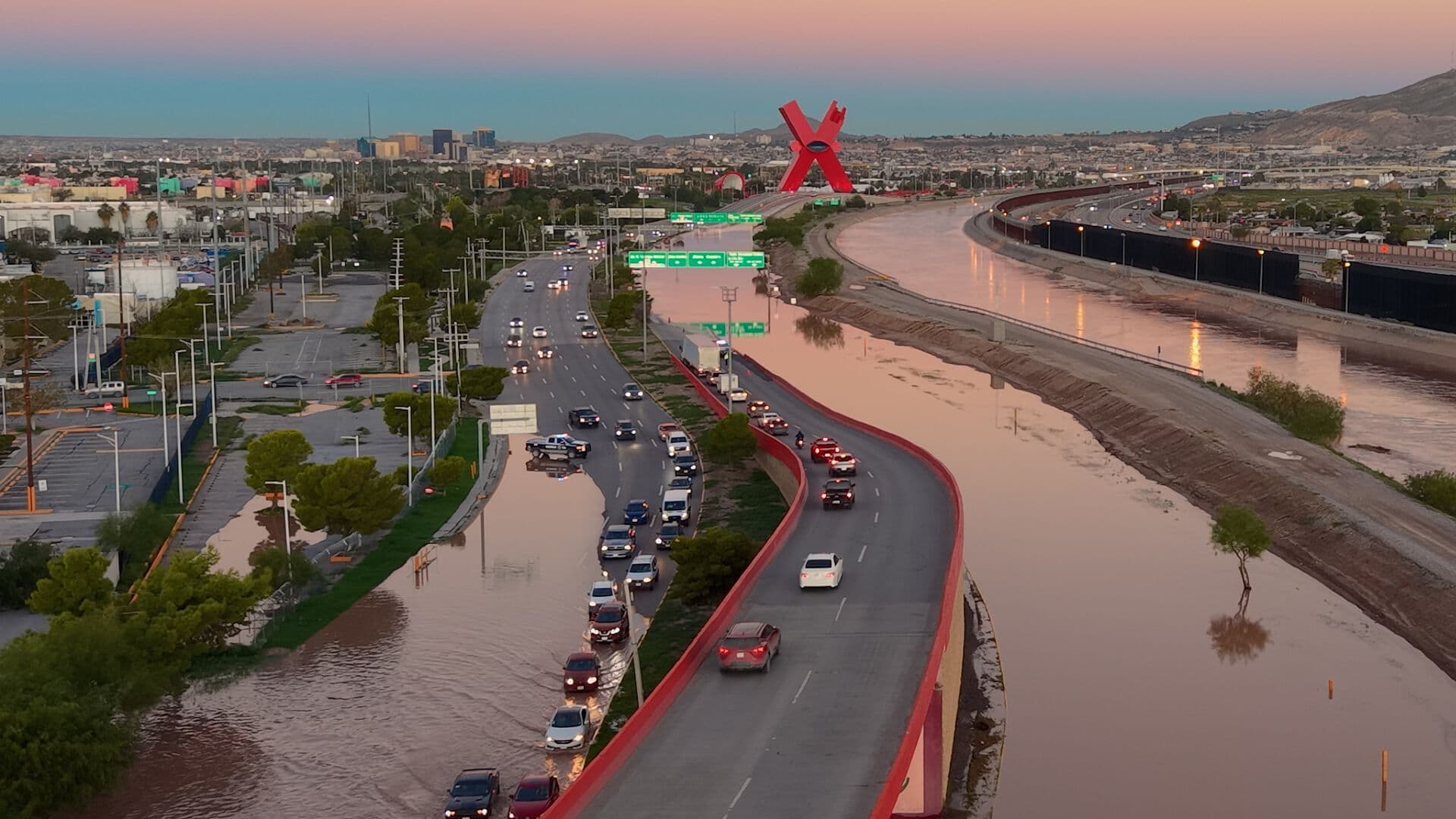 Cierran Avenidas en Ciudad Juárez por Desbordamiento del Río Bravo