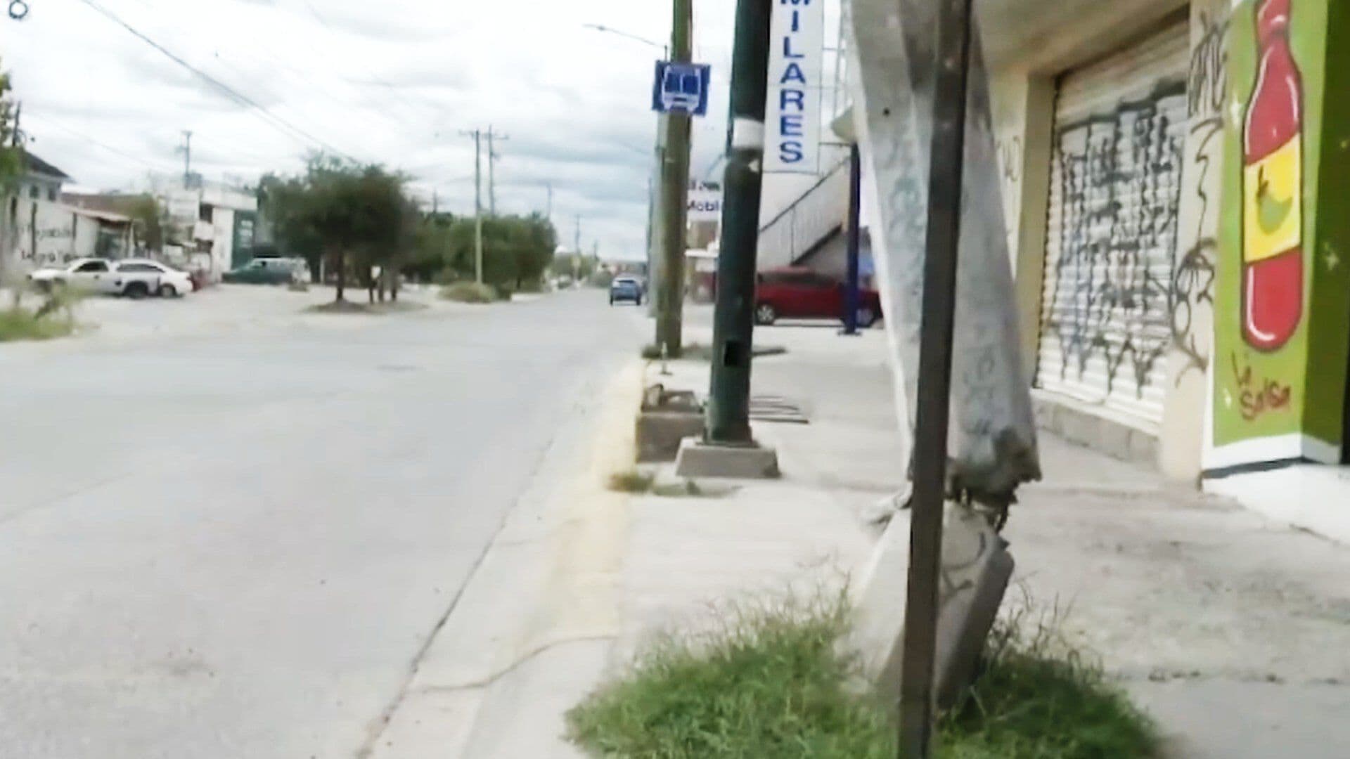 Vecinos de Valle del Real en León Alertan Sobre Poste en Mal Estado