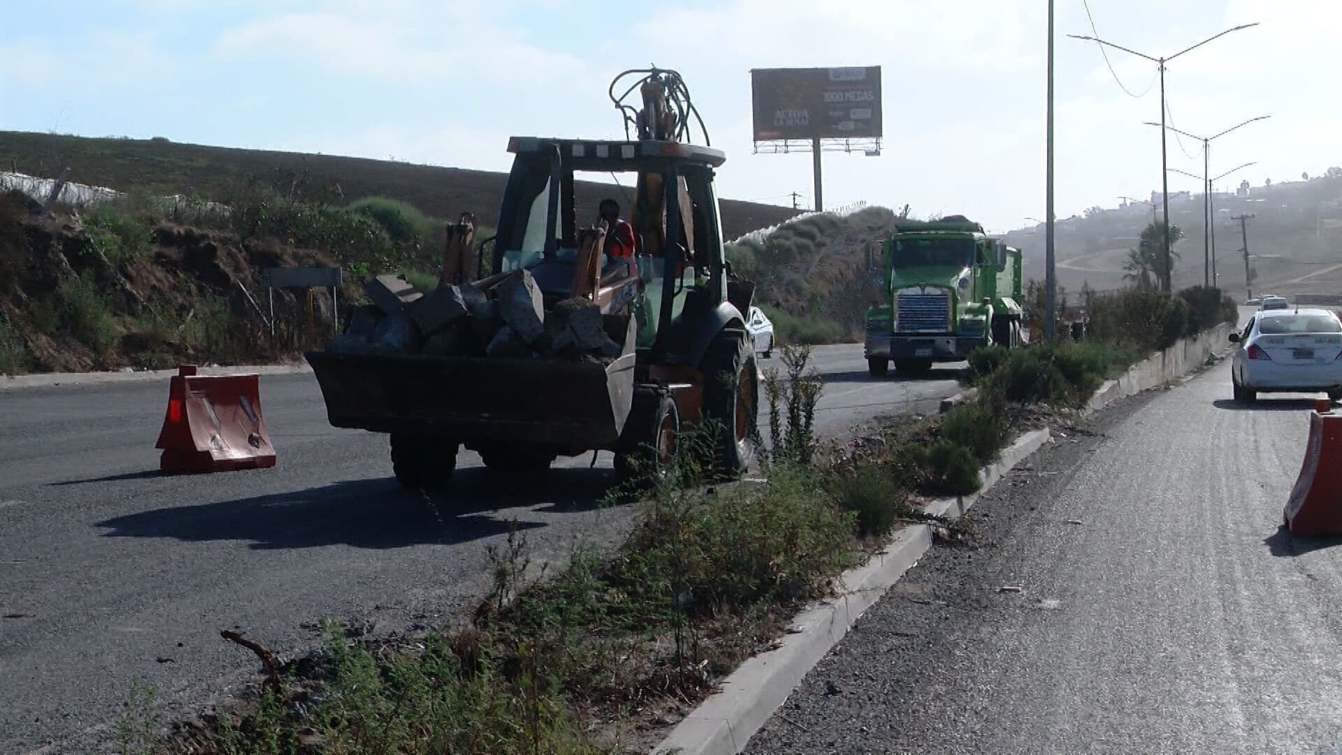 Reducen Carril tras Nuevo Deslizamiento que Agrava Socavón en Carretera Tijuana-Rosarito