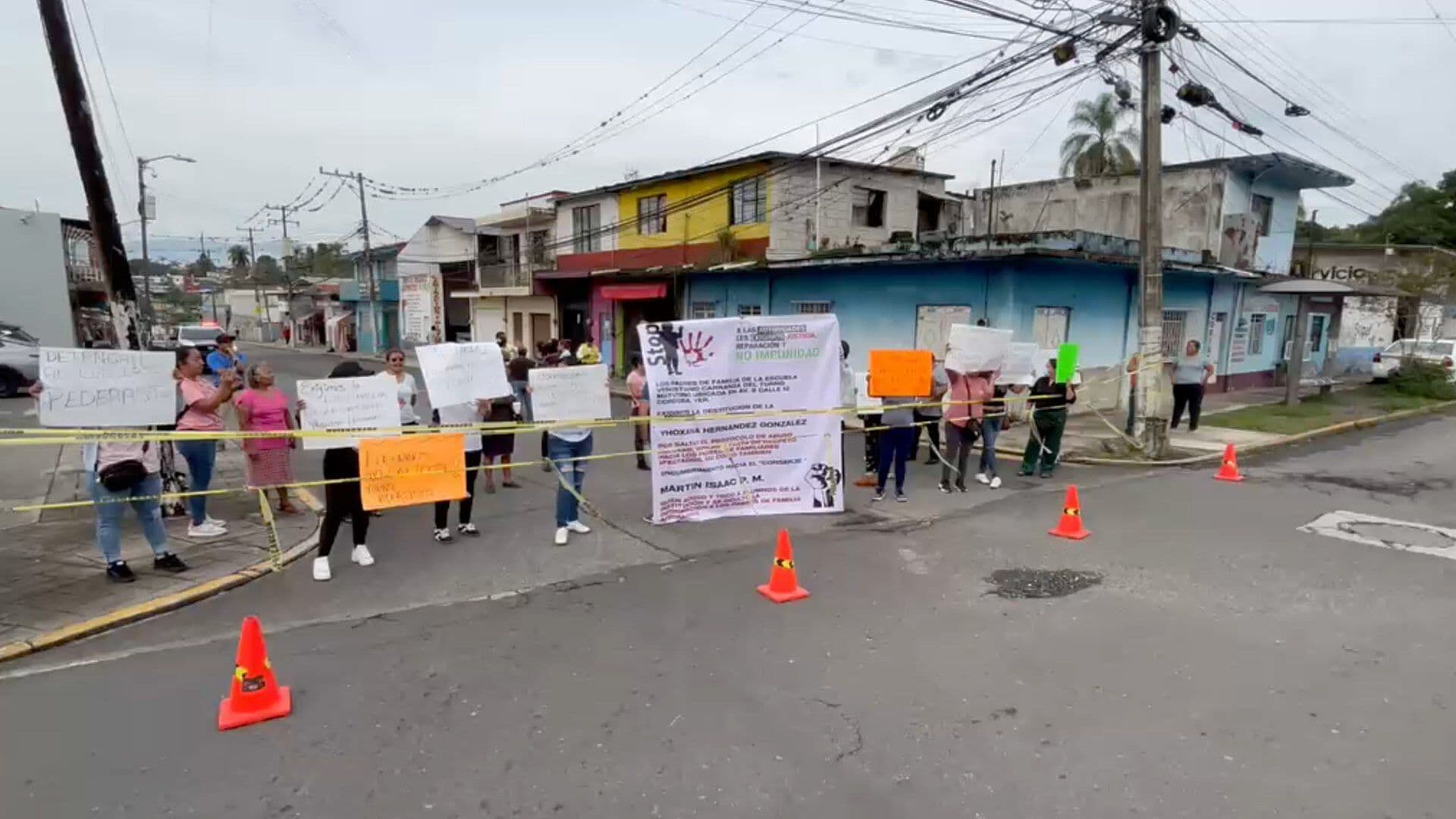 Padres de Familia Realizan Manifestación por Presuntos Casos de Acoso en Escuela de Córdoba