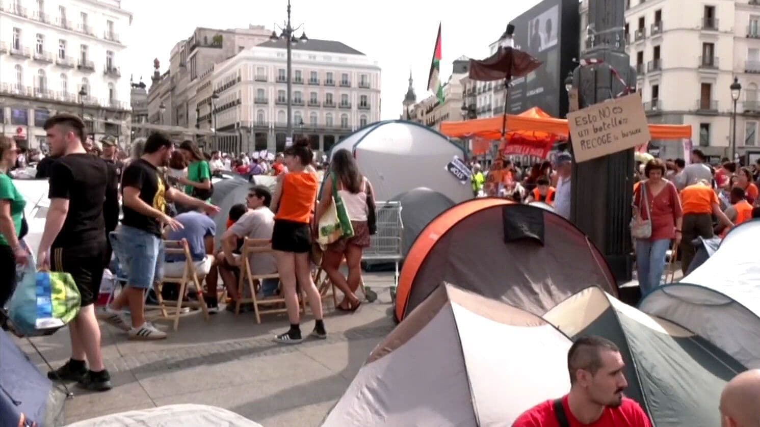 Se Mantiene la Acampada Contra la Crisis de Vivienda en la Plaza Puerta del Sol, España