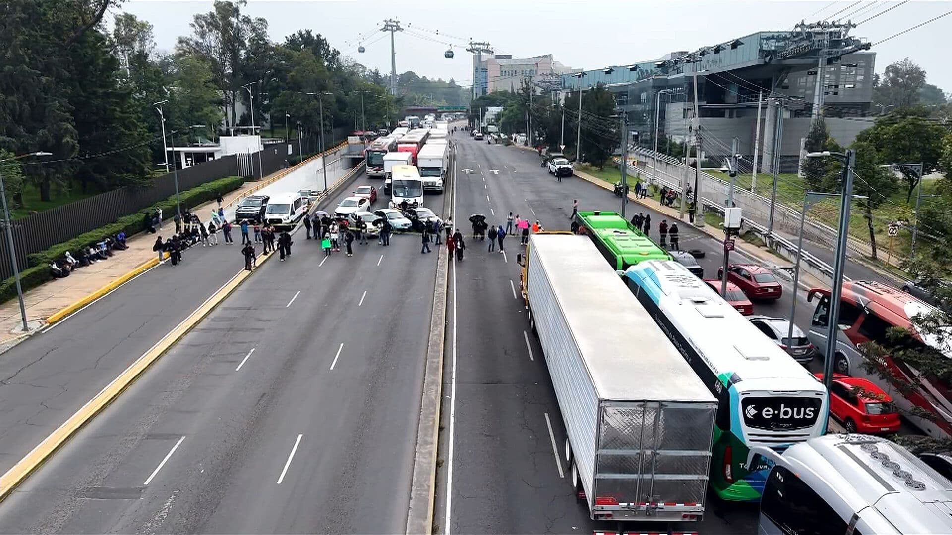 Cumple 3 Horas Bloqueo de Expolicías Federales sobre Avenida Constituyentes