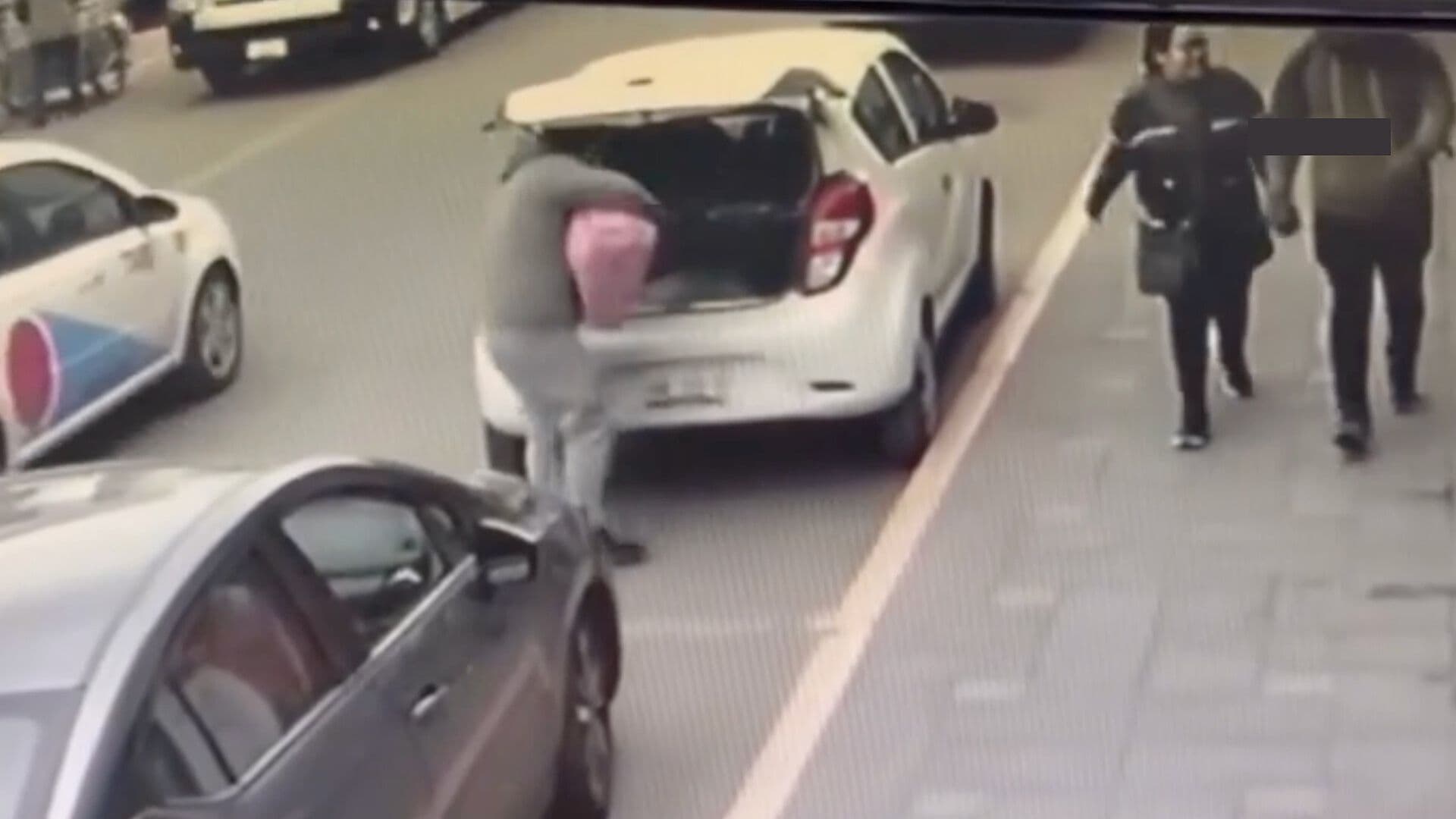 Video Robo Automóvil Estacionado frente Banco Apizaco Tlaxcala Sujeto Abre Cajuela