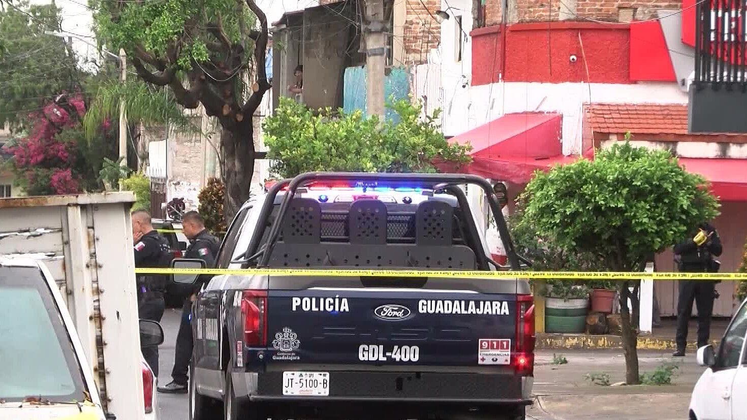 Hombre es Baleado al Ser Asaltado y Despojado de su Auto en Guadalajara
