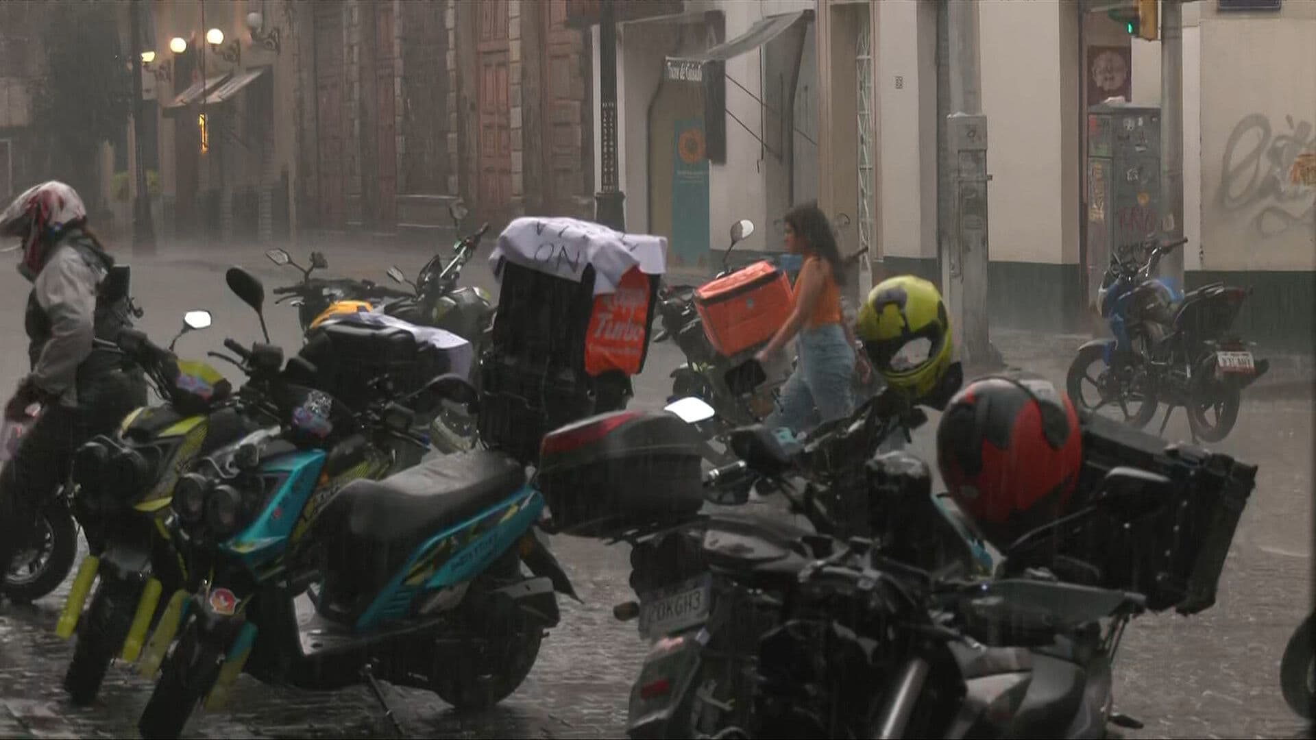 Fuerte Lluvia Sorprende Protesta de Motociclistas en el Centro de CDMX