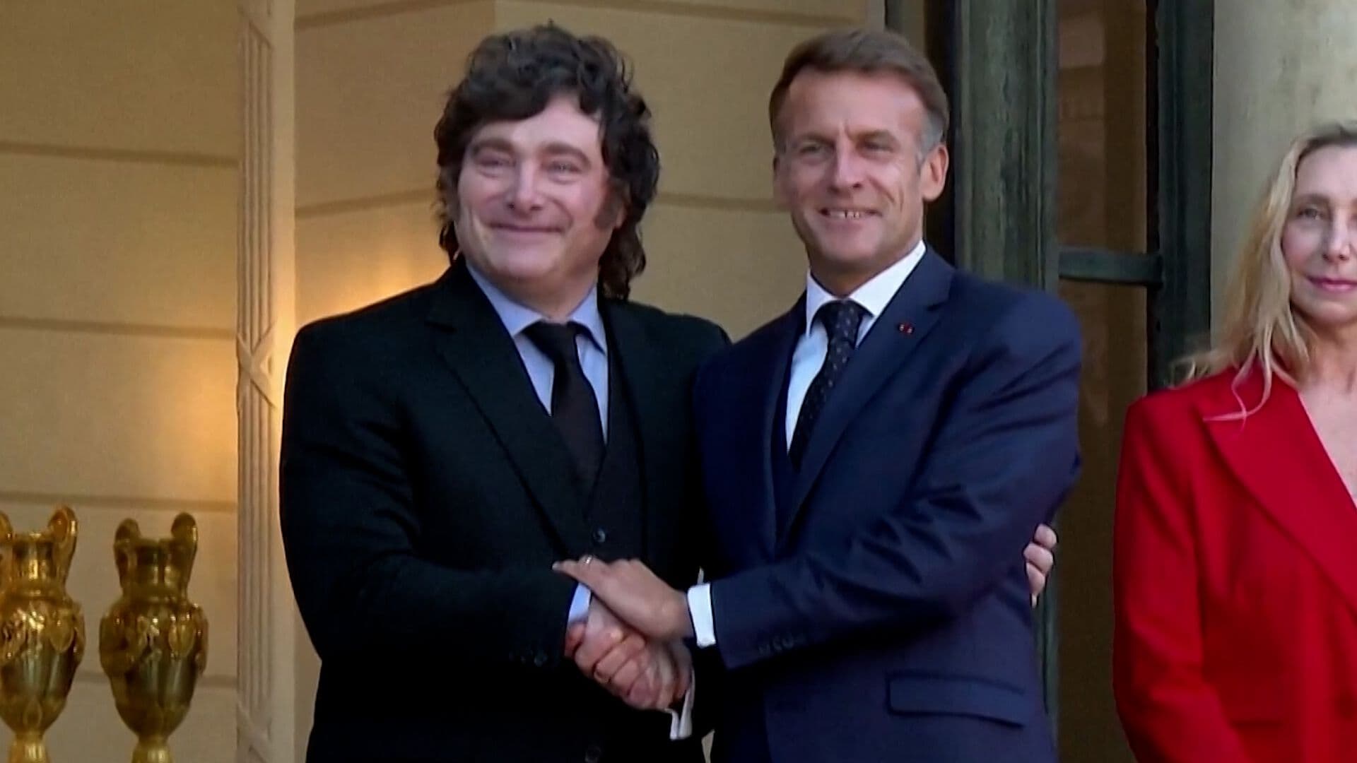 Emmanuel Macron y Javier Milei se Abrazan Durante Encuentro Político en Francia