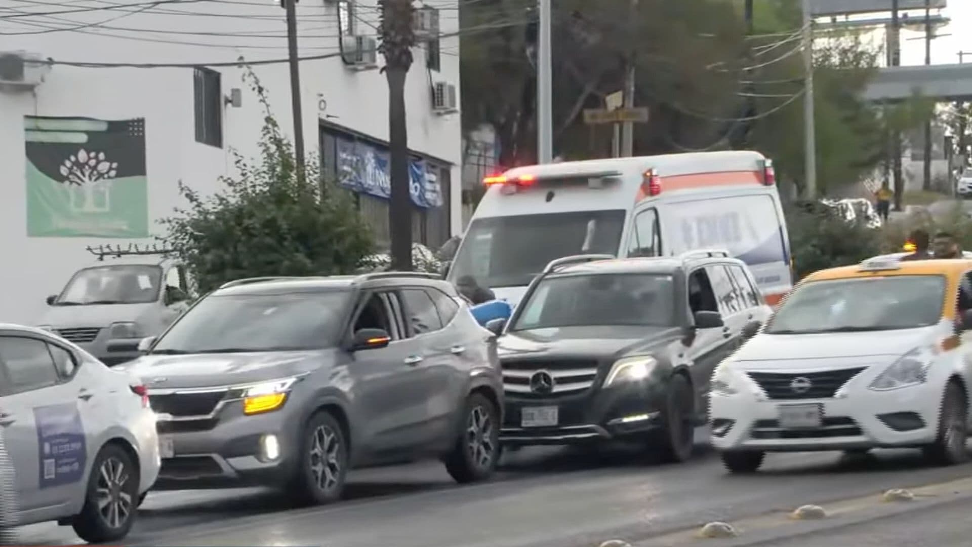 Carambola Deja un Herido en Av. Alfonso Reyes en Monterrey, NL