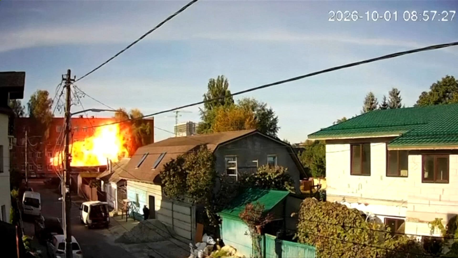 Captan en Video el Momento Exacto que Dron Ruso Impacta Escuela en Kiev