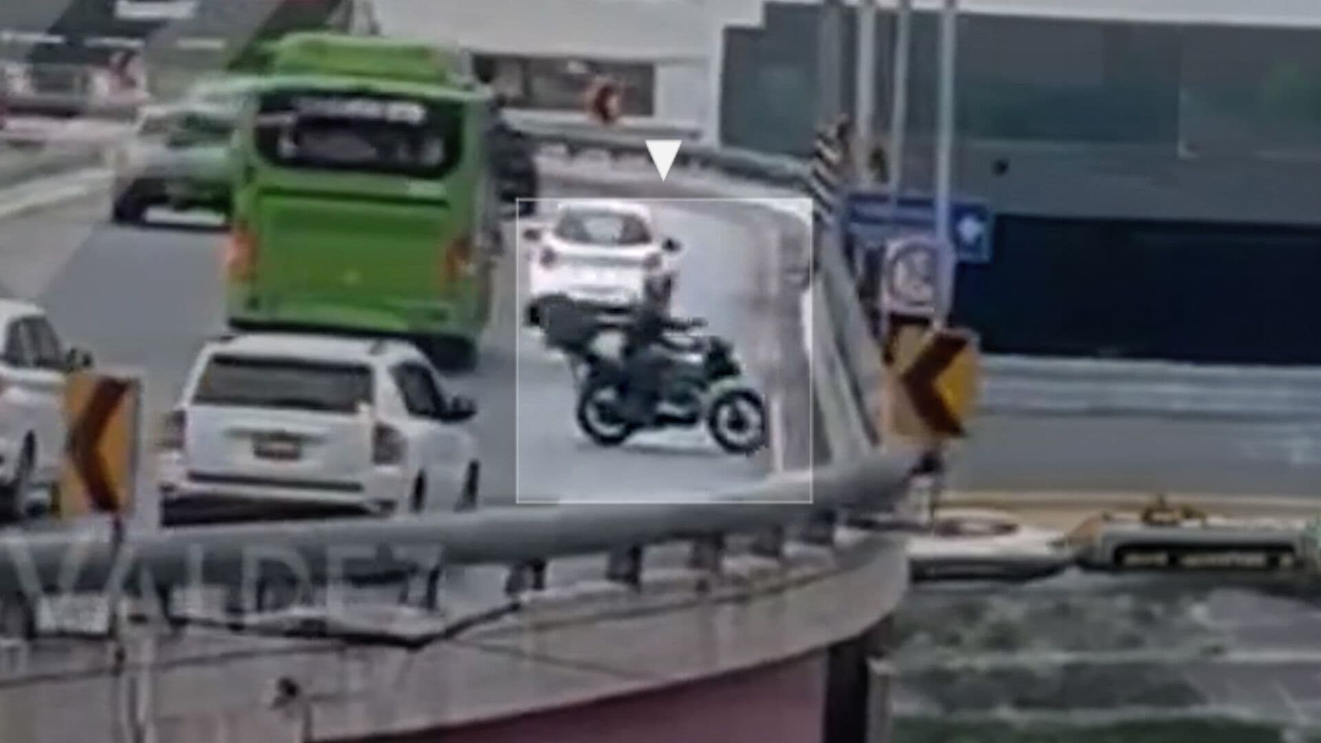 Motociclista de Nuevo León Cae en Lecho de Río Santa Catarina tras Choque