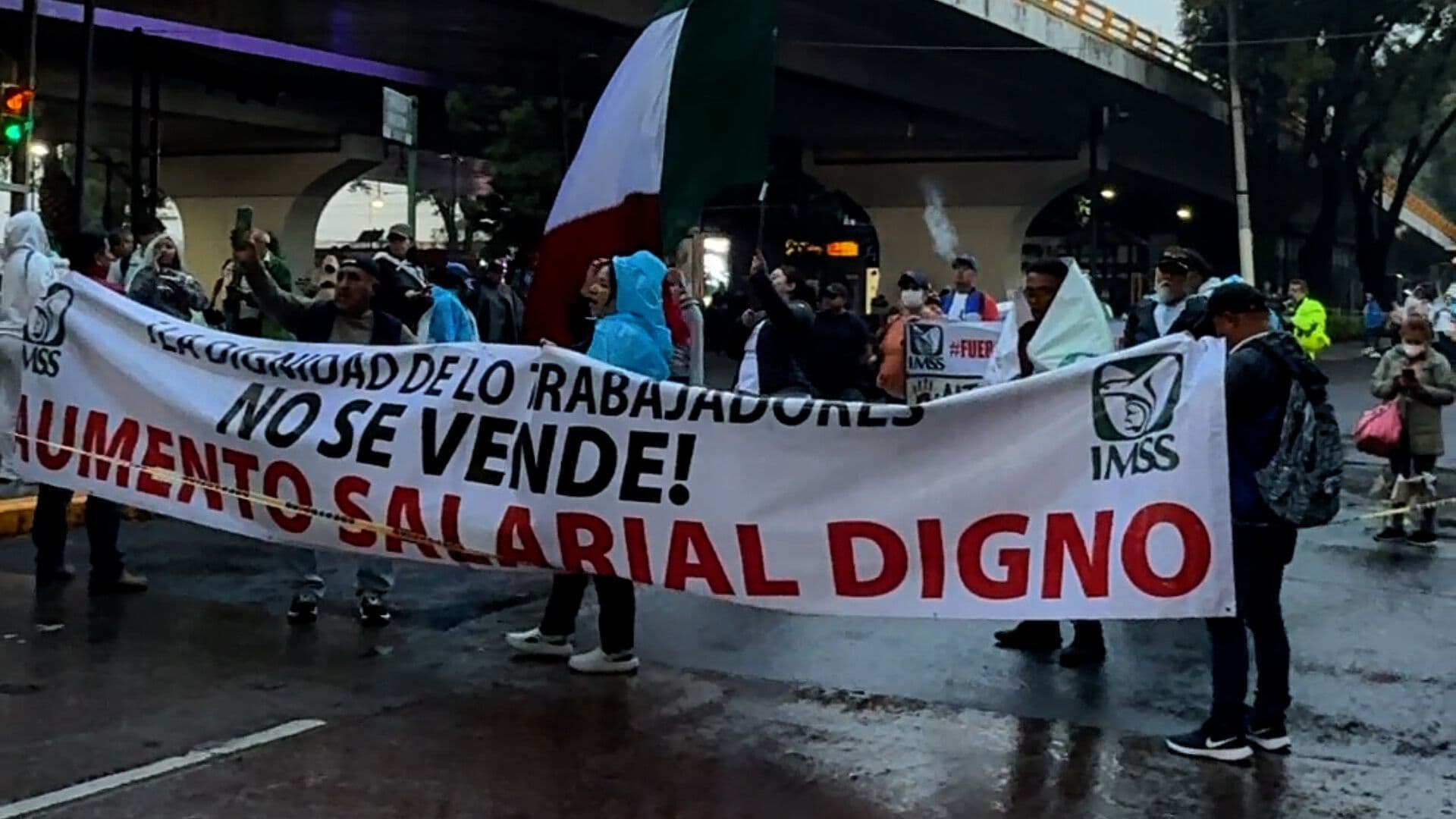 Trabajadores del IMSS Bloquean Circuito Interior y Constituyentes
