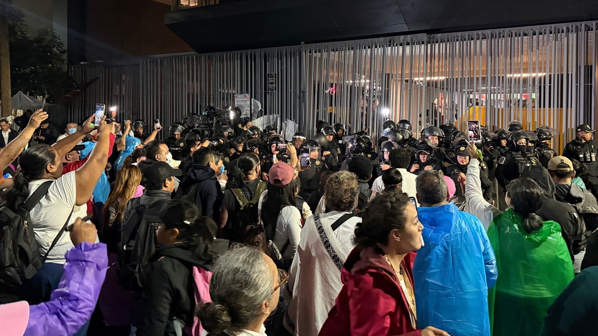 Policías Resguardan Bloqueo de Trabajadores del IMSS en Circuito Interior en CDMX
