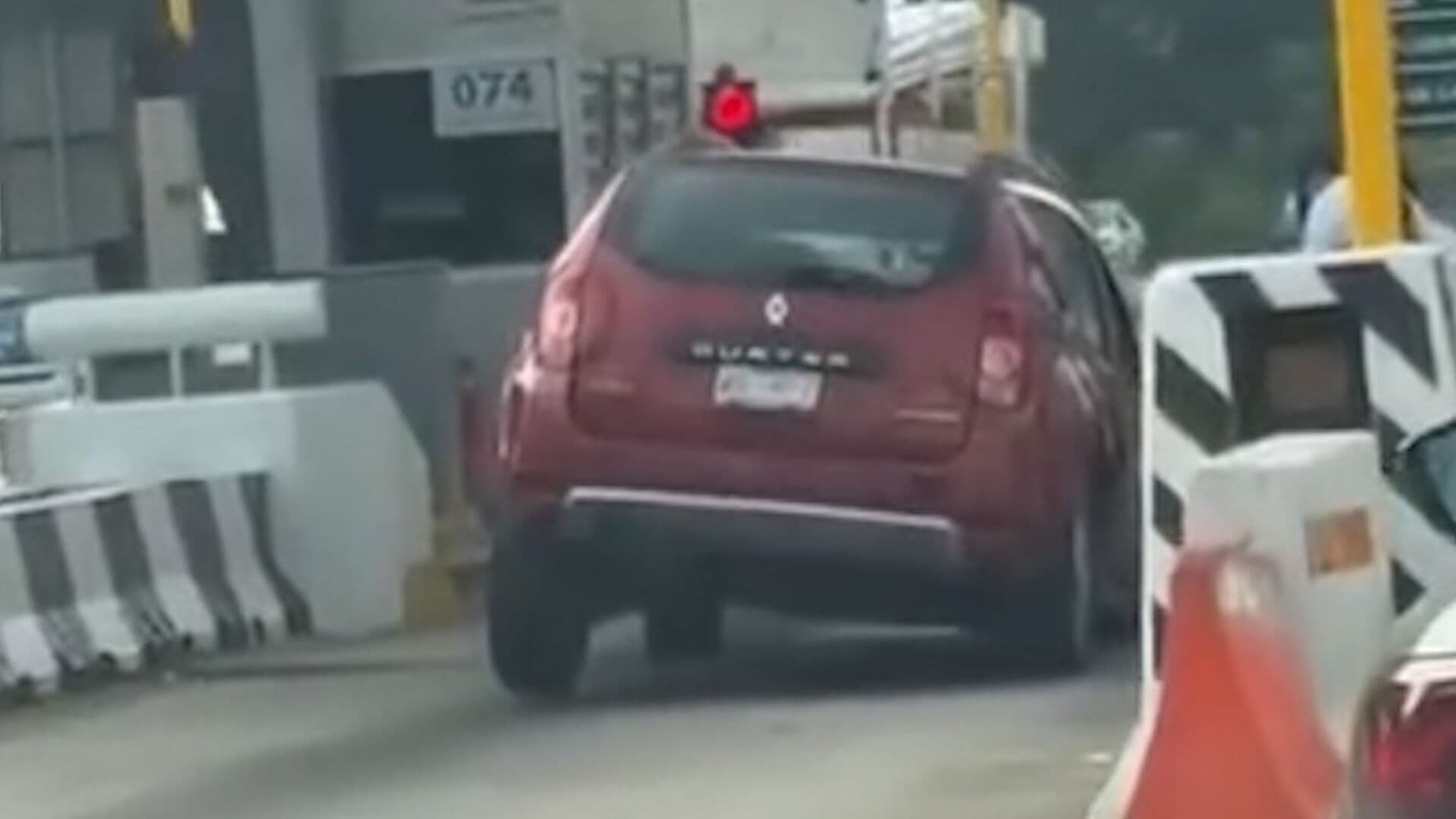 Auto Cae en Oquedad de Caseta