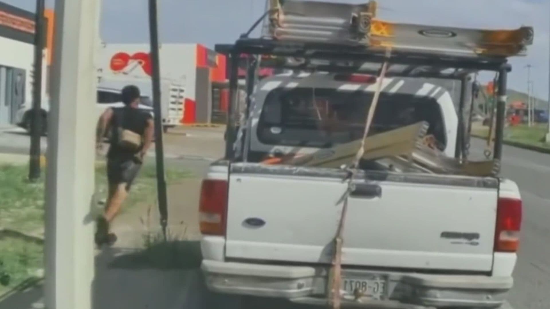 Video | Así Intentó Escapar: Delincuente Corre y se Sube a una Camioneta en Chihuahua