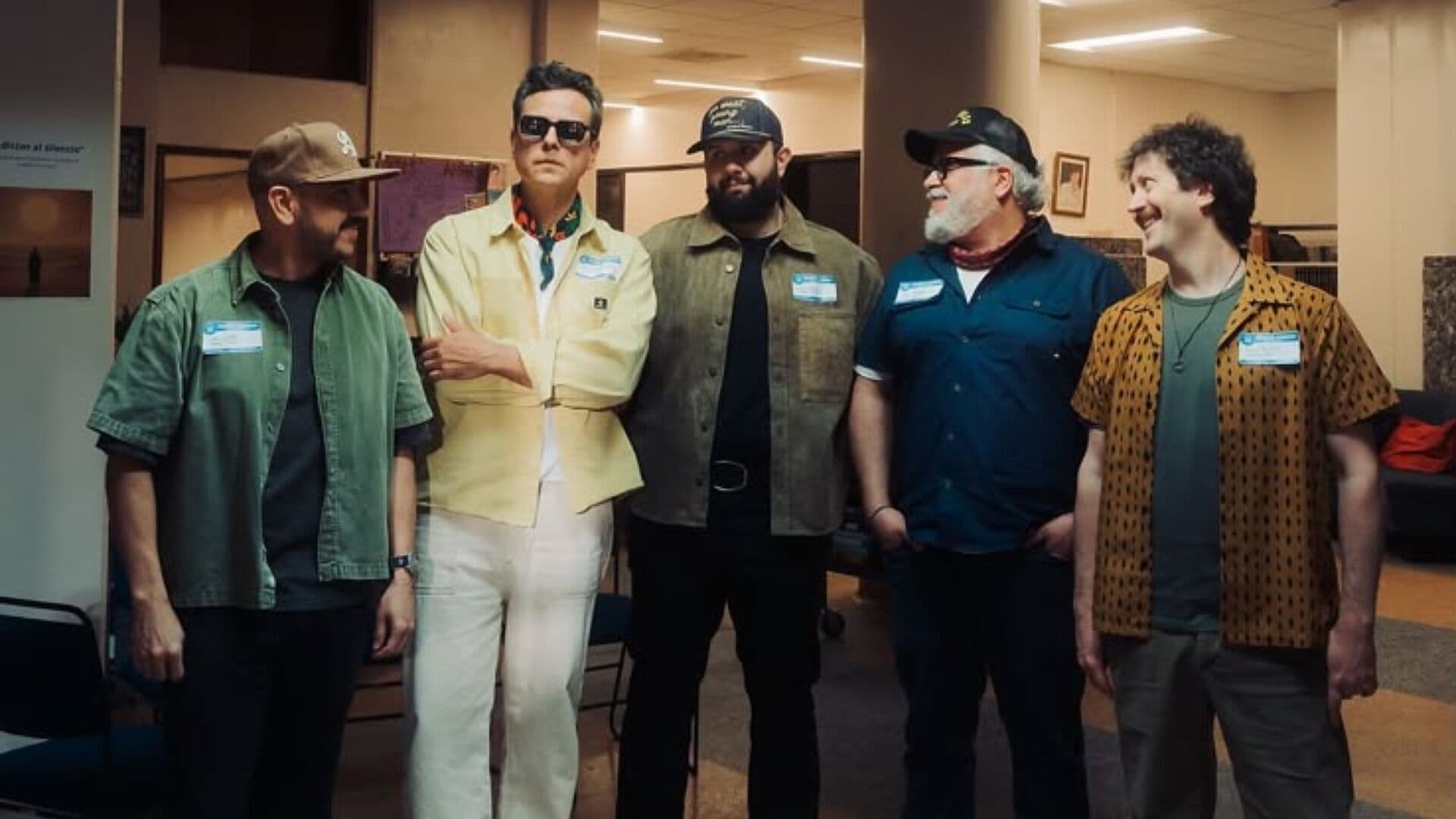 Carín León Debuta en el Rock Junto a Jumbo en 'Adiós Inocencia'