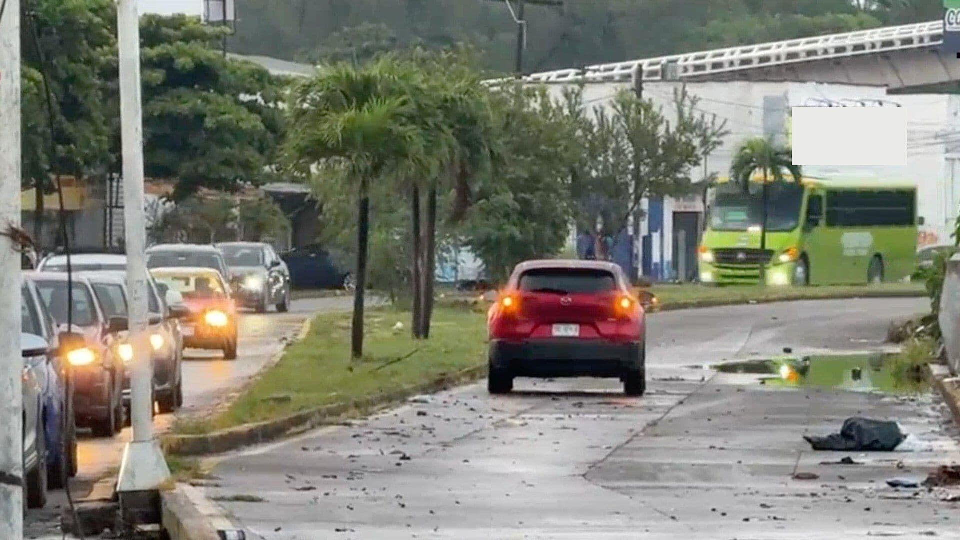 Autos Quedan Varados tras Inundarse Avenida en Veracruz-Boca del Río