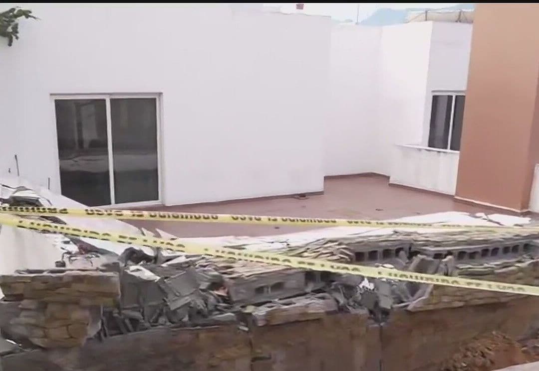 Se Derrumba Barda Sobre Casa por la Lluvia en Monterrey