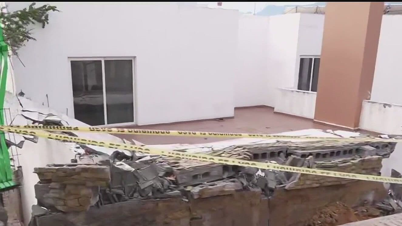 Se Derrumba Barda Sobre Casa por la Lluvia en Monterrey