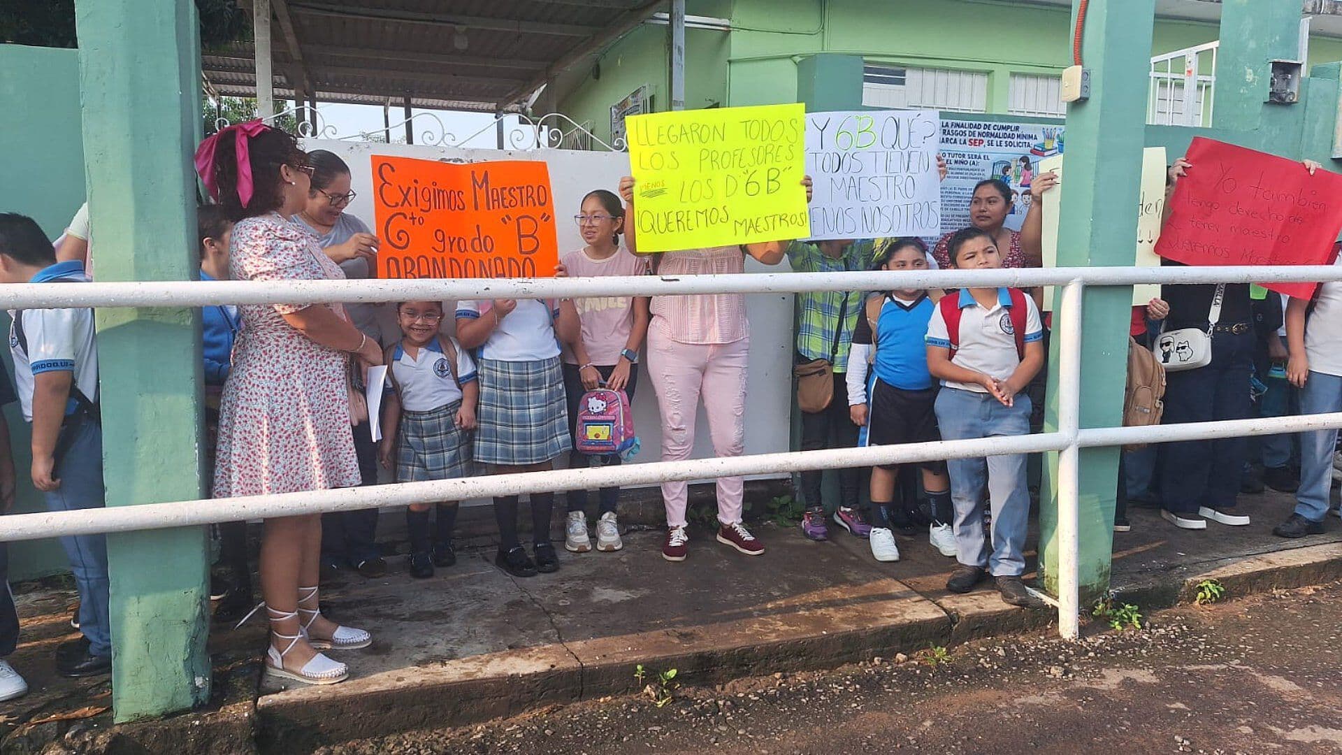 Padres de Familia Toman Primaria por Falta de Maestros en Veracruz