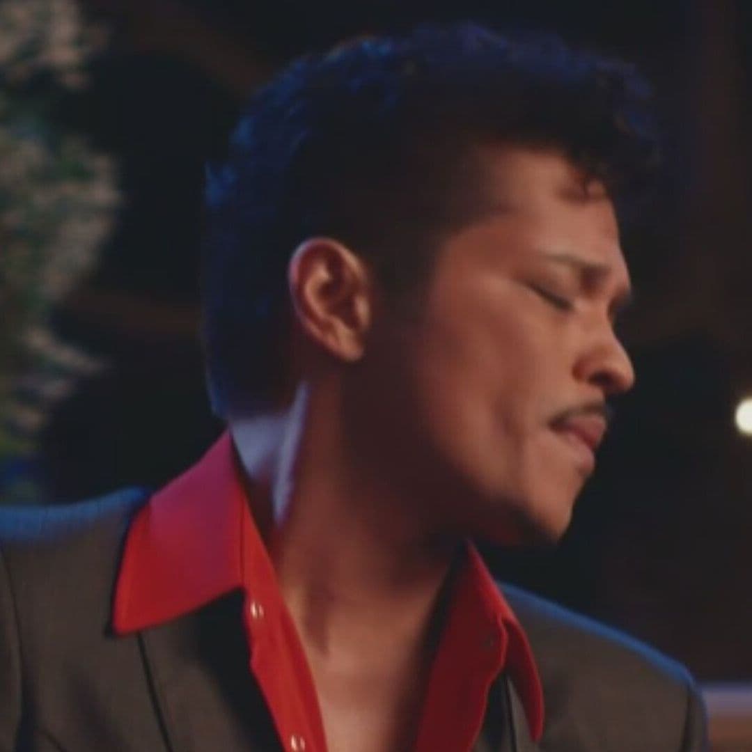 Bruno Mars le Lleva Serenata a Karol G en el Nuevo Video de 'Dance With Me'