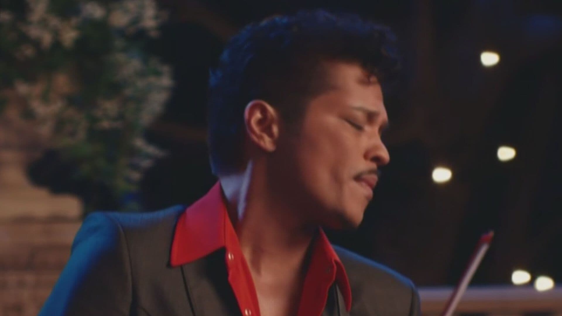 Bruno Mars le Lleva Serenata a Karol G en el Nuevo Video de 'Dance With Me'