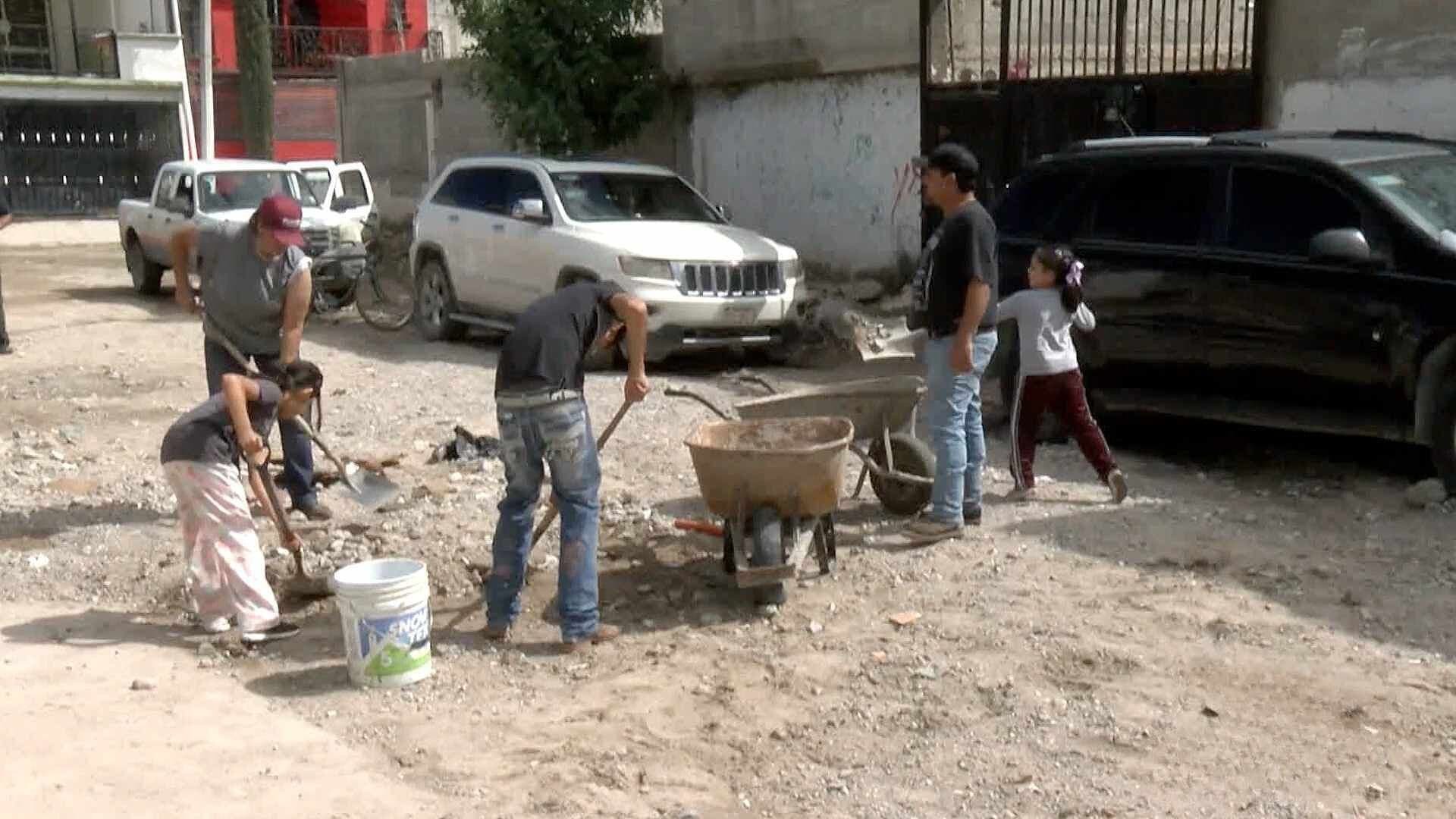 Vecinos Reparan Calle Afectada por Vaso de Captación en Ciudad Juárez
