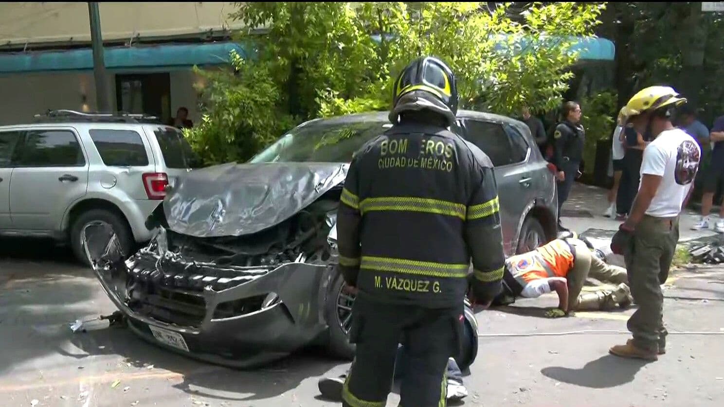 Auto Choca con Camioneta y Vuelca en la Colonia Hipódromo, CDMX; Conductor Sale Ileso