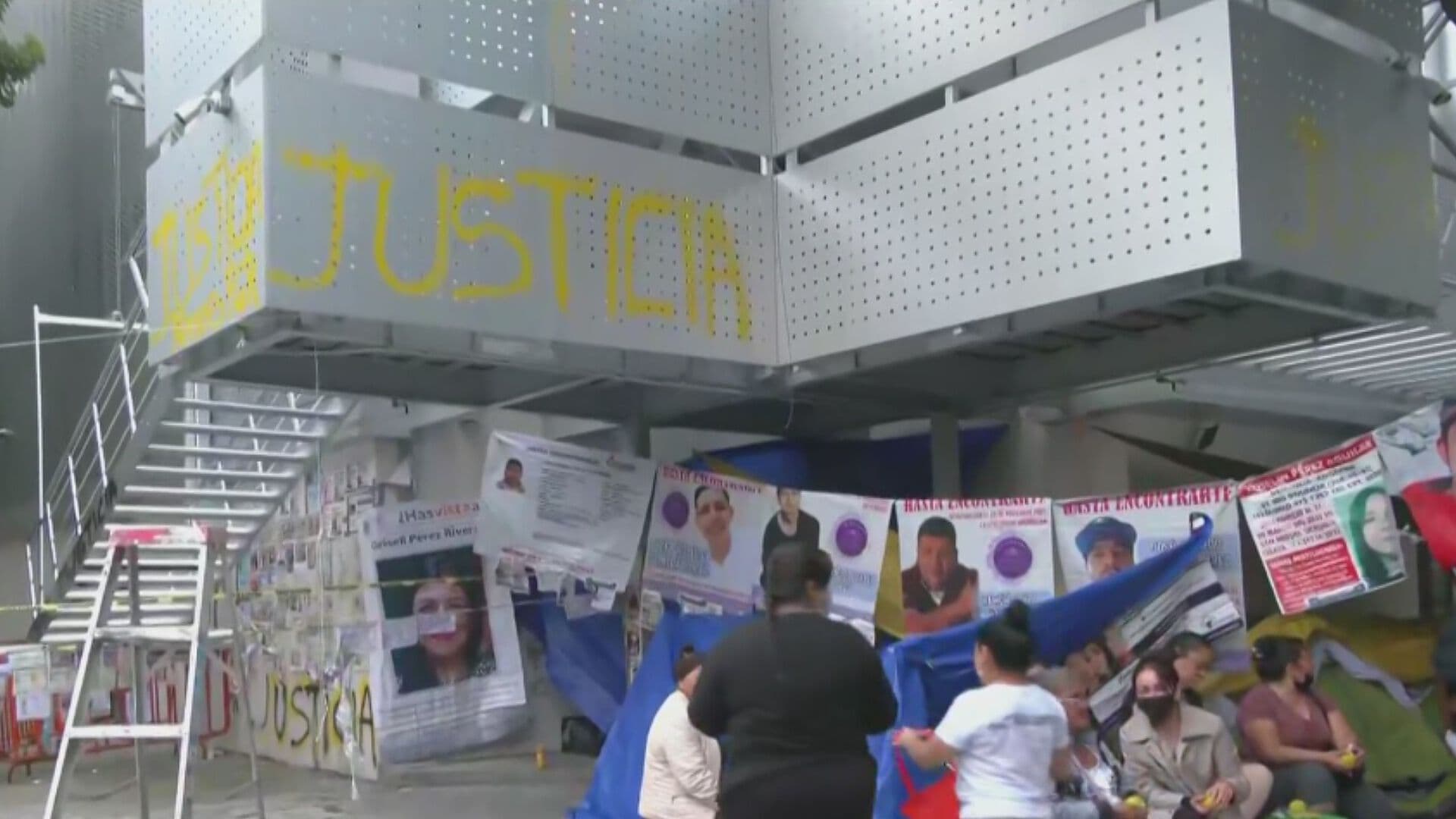 Madres Buscadoras Mantienen Bloqueo Frente a la FGR