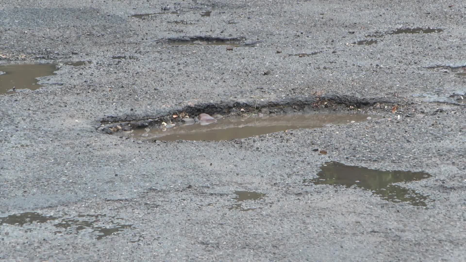 Vecinos Piden Reparar la Calle Pedro Vallejo por Baches y Grietas en SLP