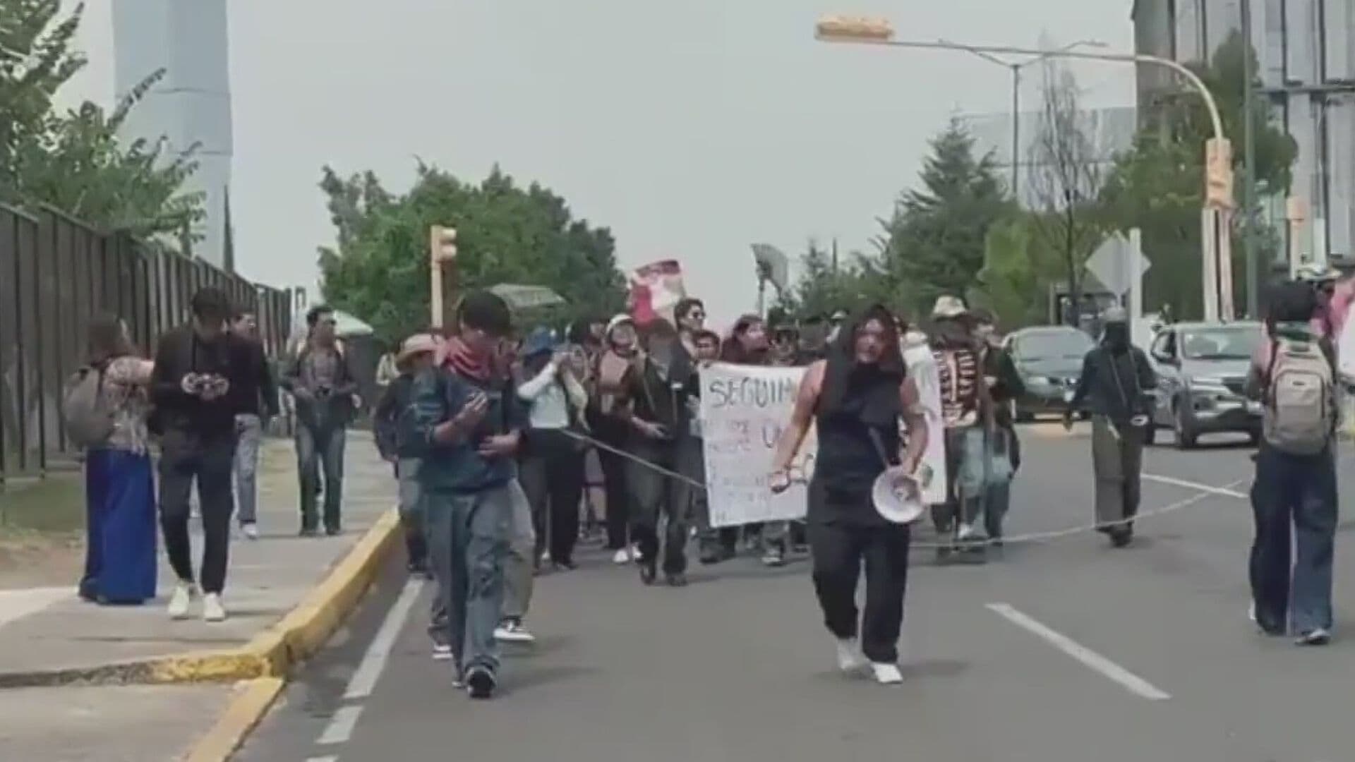 Estudiantes de la BUAP Marchan en Conmemoración de la Matanza de Tlatelolco, Puebla