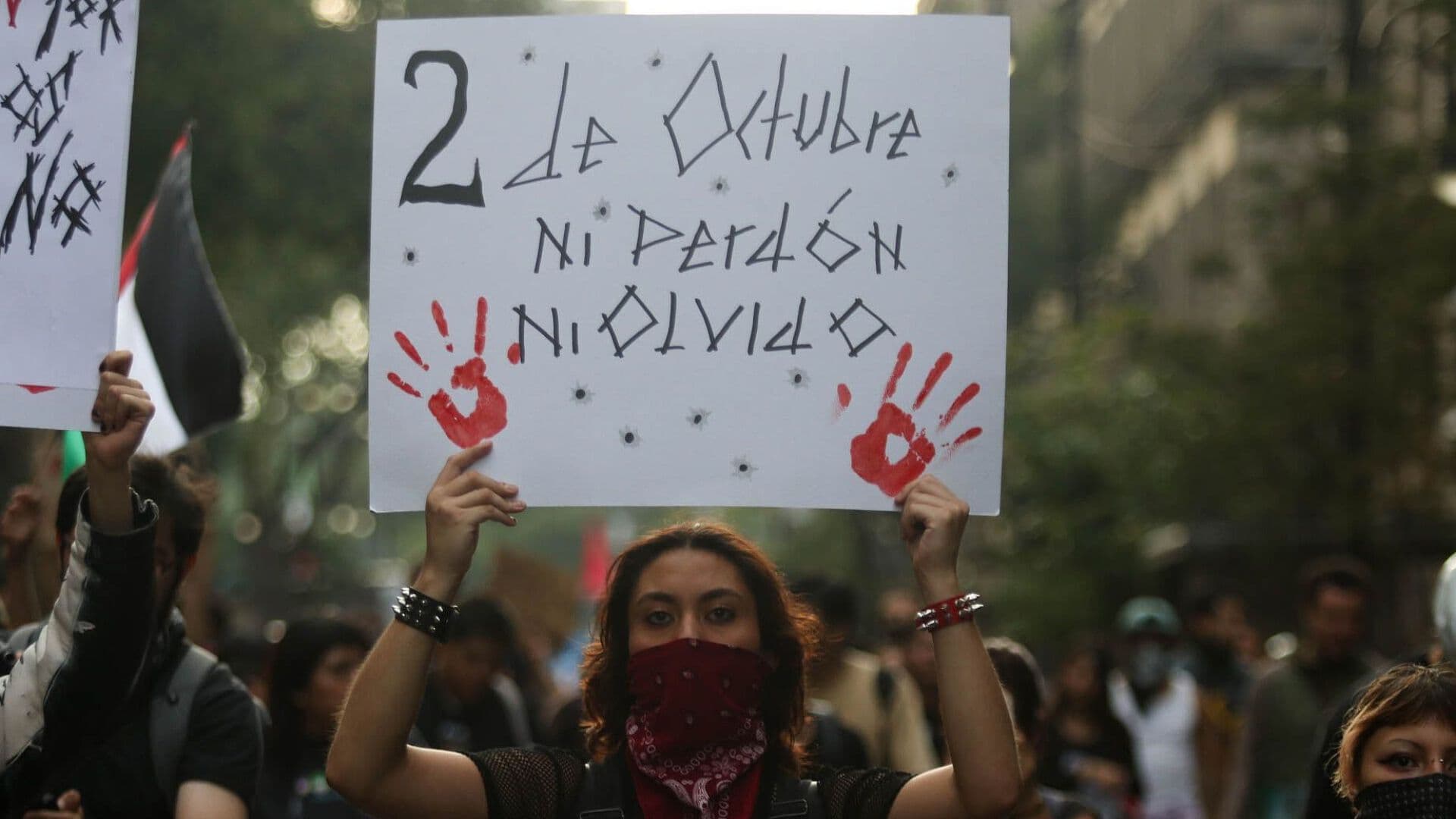 Estudiantes del IPN Avanzan Rumbo a la Plaza de las Tres Culturas, CDMX