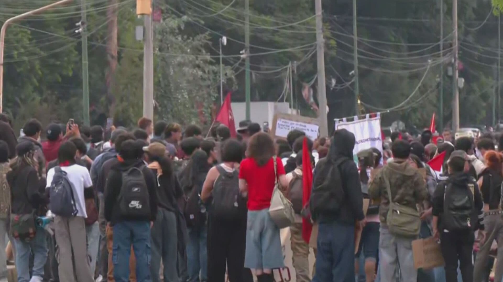 Manifestantes Encapuchados y Policías se Enfrentan en Marcha del 2 de Octubre
