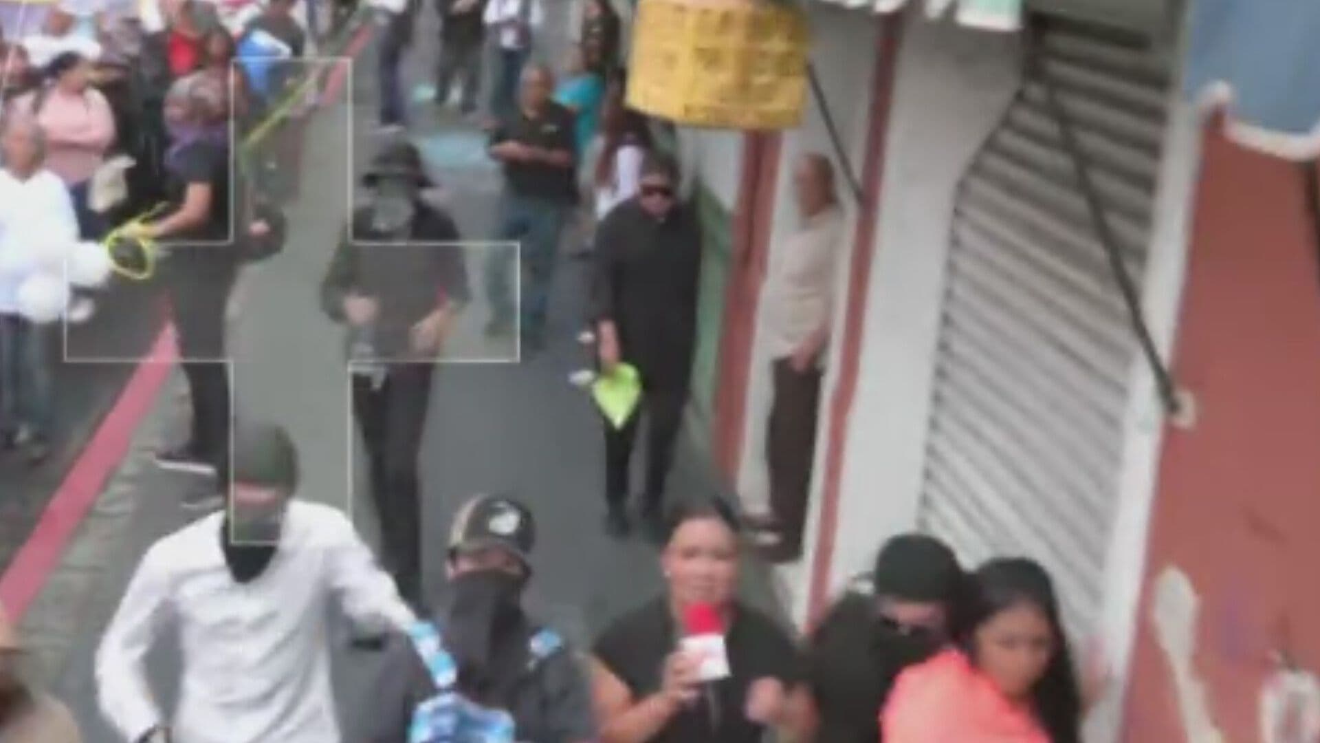 Encapuchados Persiguen y Pintan Cámara de N+ en Marcha del 2 de Octubre