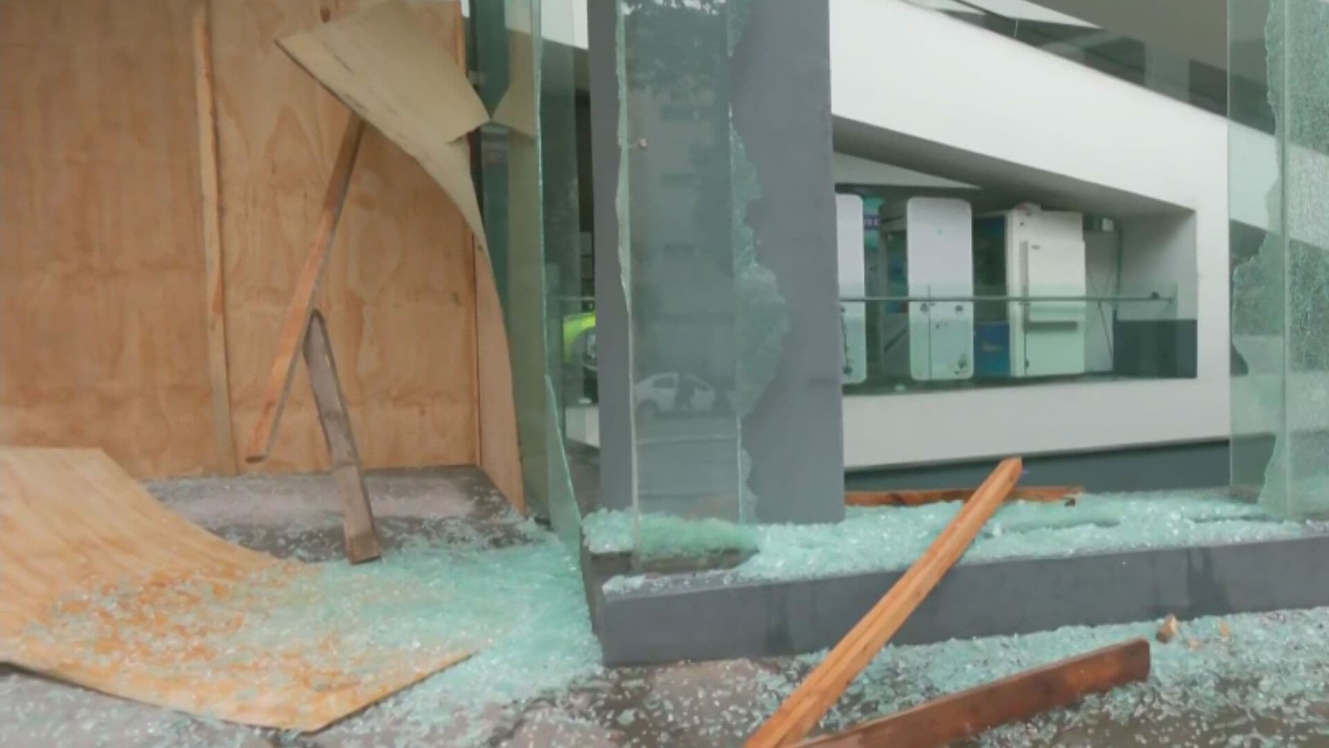 Bloque Negro Destroza Cristales de Inmueble en CDMX Previo a la Marcha del 2 de Octubre