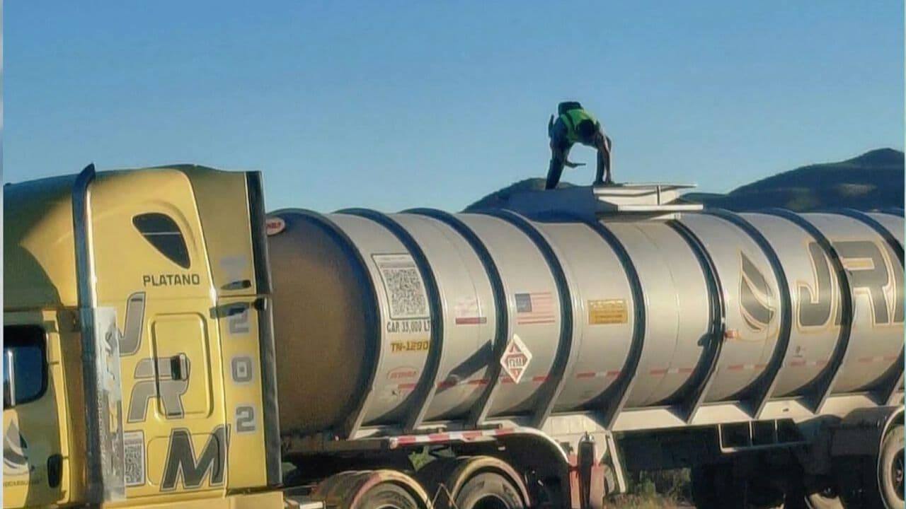Vuelca Pipa con Aditivo para Combustible en Carretera Agua Prieta-Cananea