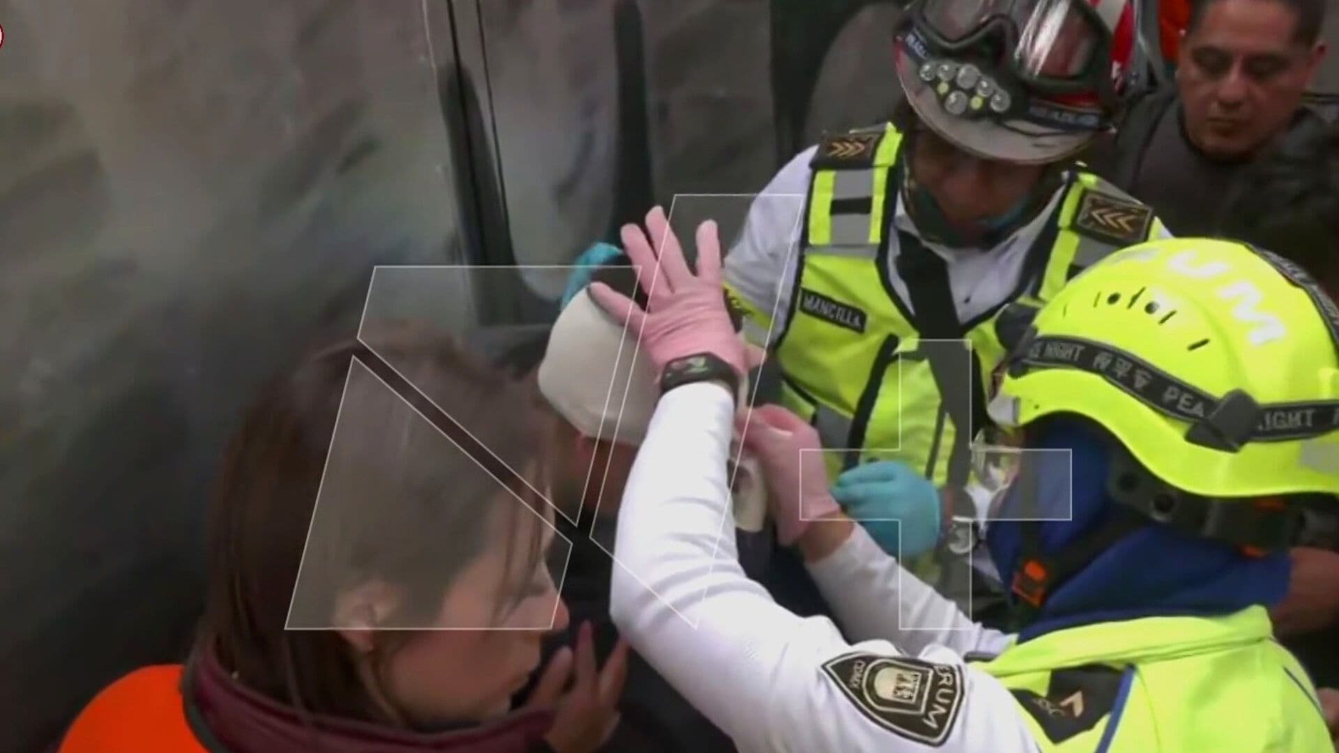 Atienden a Persona Herida durante Manifestación por Matanza de Tlatelolco