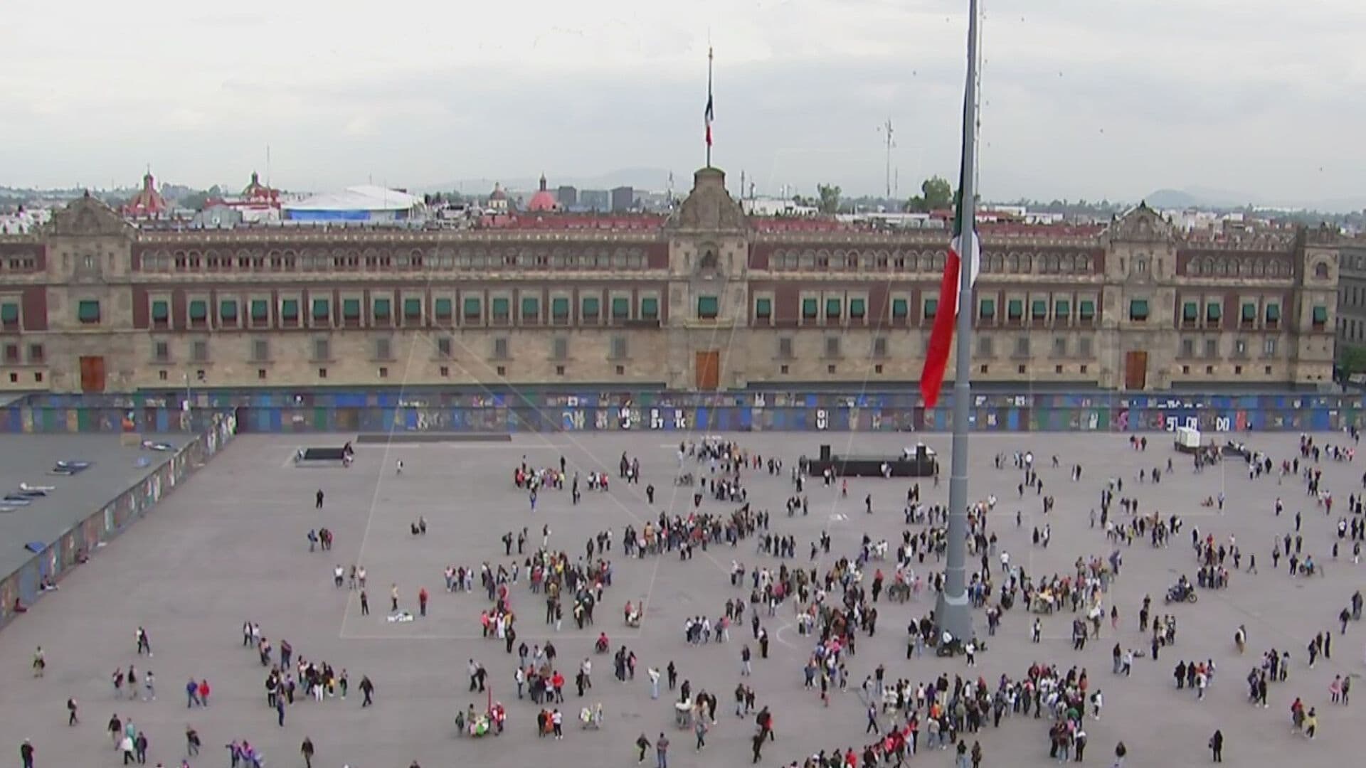 Comienzan a llegar colectivos a la Plaza de la Constitución, CDMX