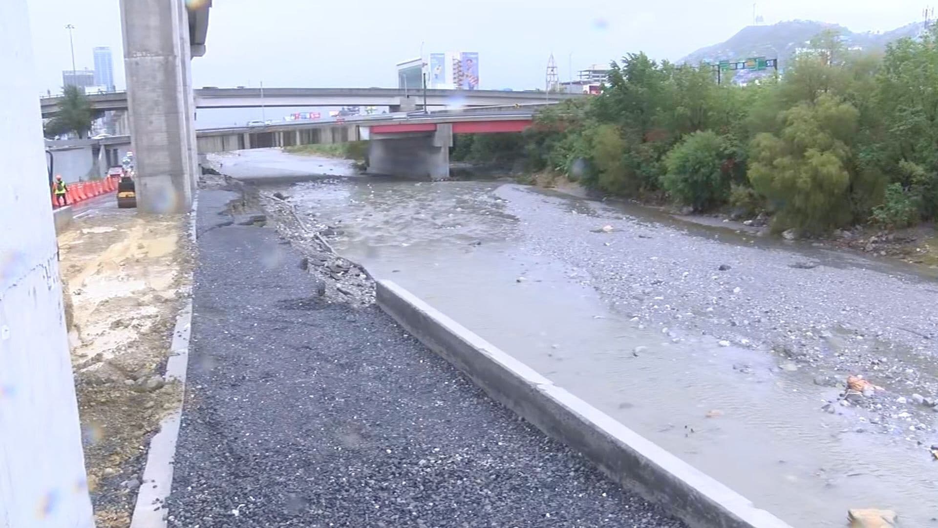 Puente Líneal se Deslava por Lluvias en Av. Constitución en Monterrey, NL