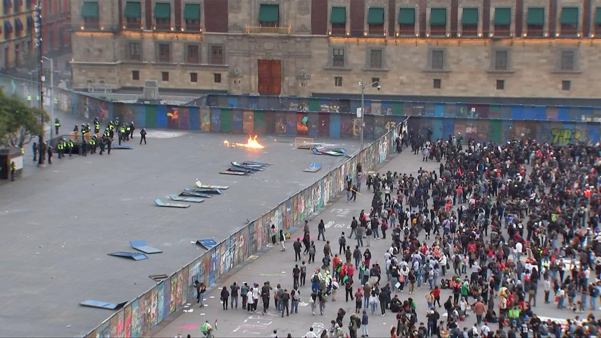 Manifestantes Intentan Brincar Vallas Metálicas que Resguardan Zócalo, CDMX