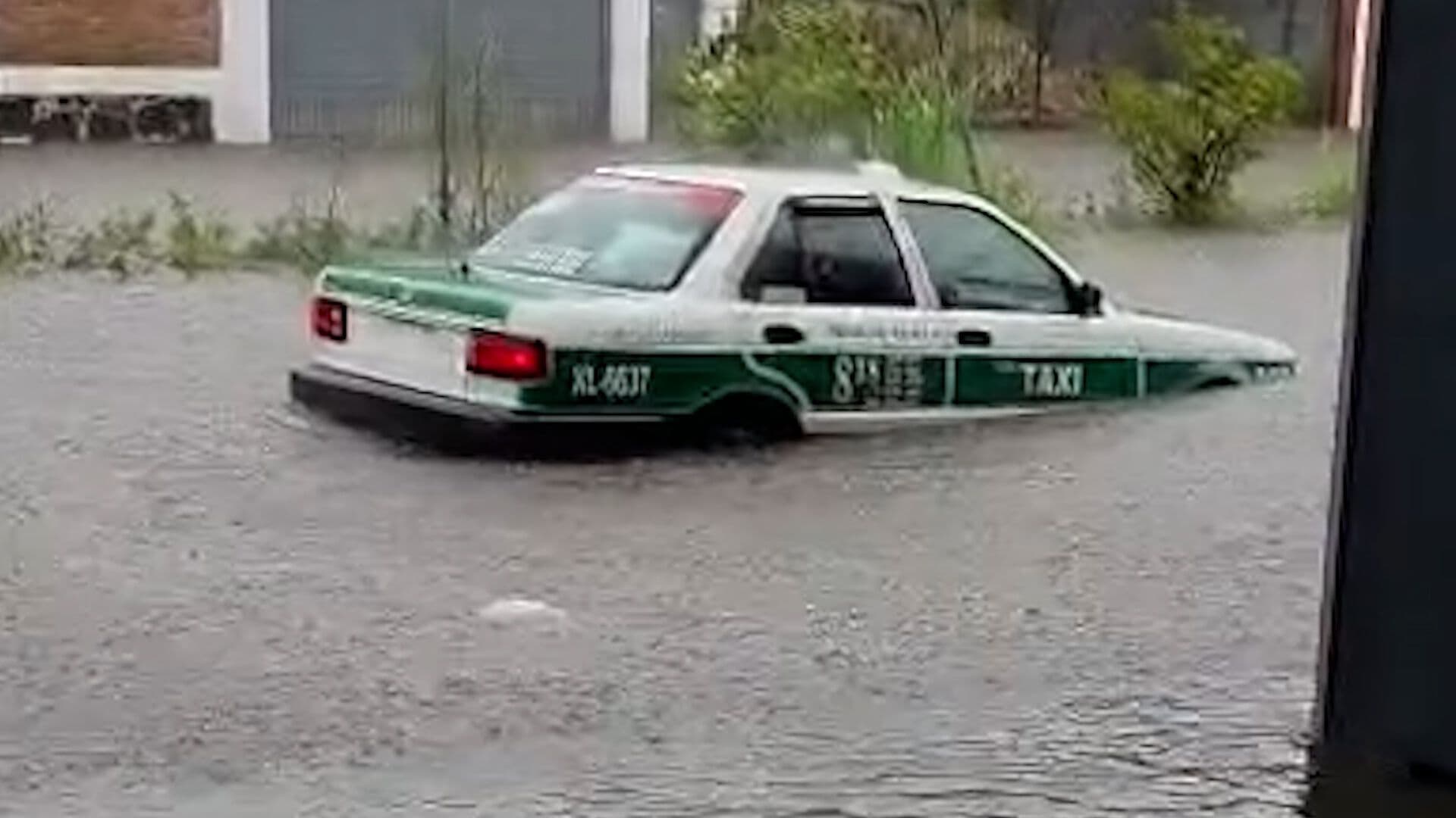 Inundaciones en Xalapa: Corriente de Agua Arrastra Taxi