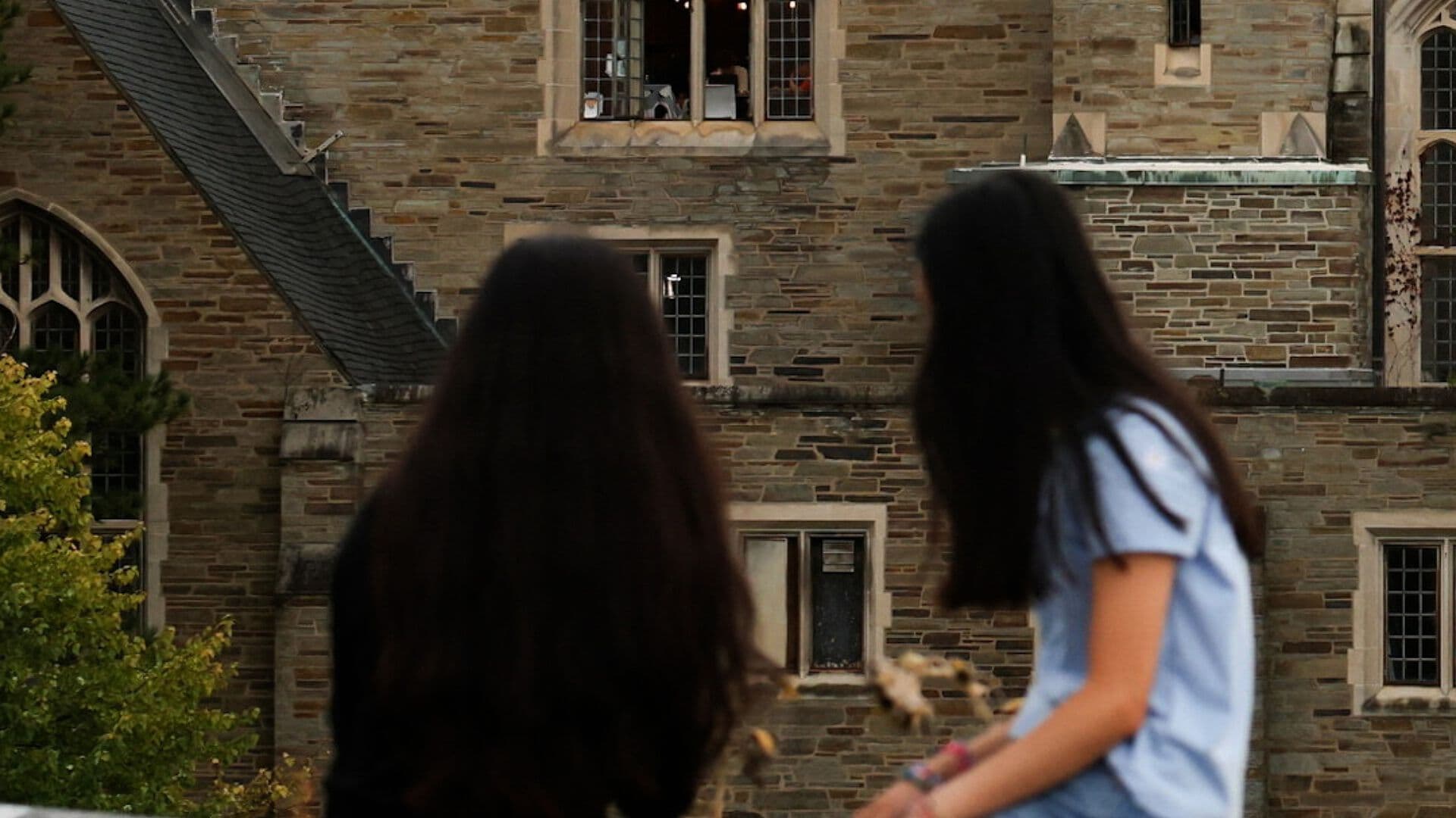Estudiantes de Cornell Protestan Tras Denuncia de Agresión Sexual en Fraternidad