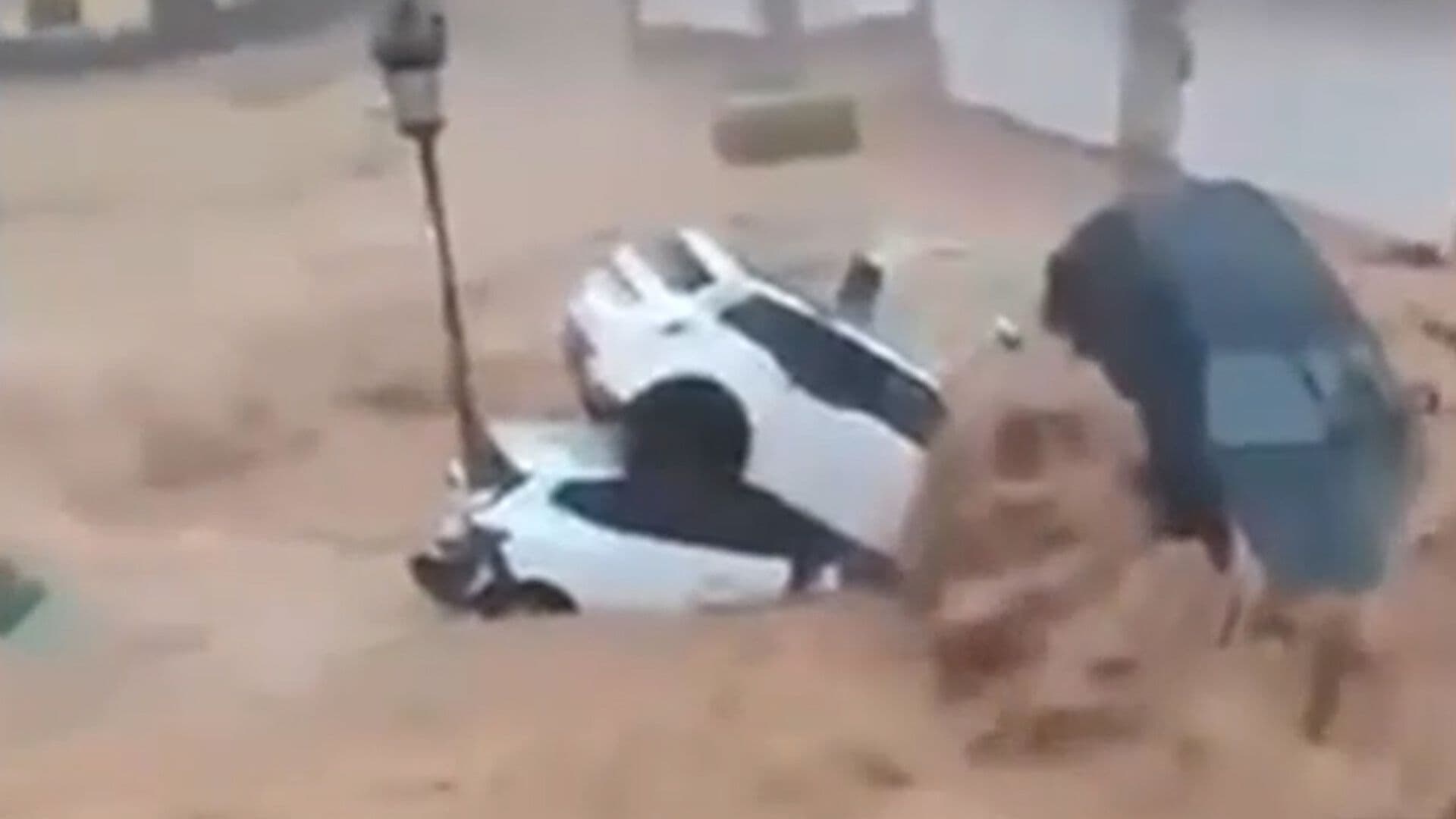 Lluvias Causan Estragos en Madrigueras, España: Hay Vehículos Atrapados