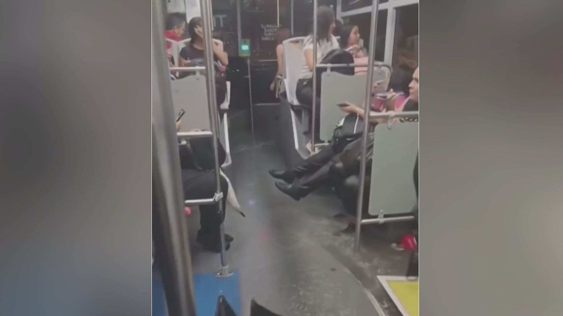 Video | Camión de Pasajeros se Inunda en Juárez, Nuevo León