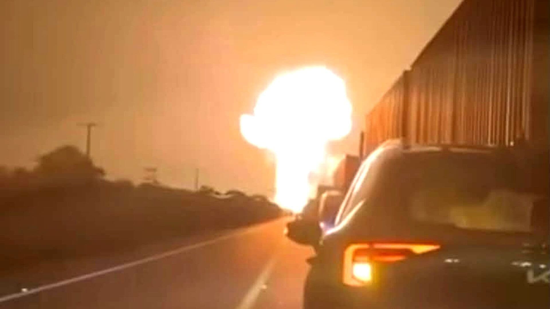 Video: Incendio de Transporte de Carga Provoca Cierre en Carretera de Tamaulipas