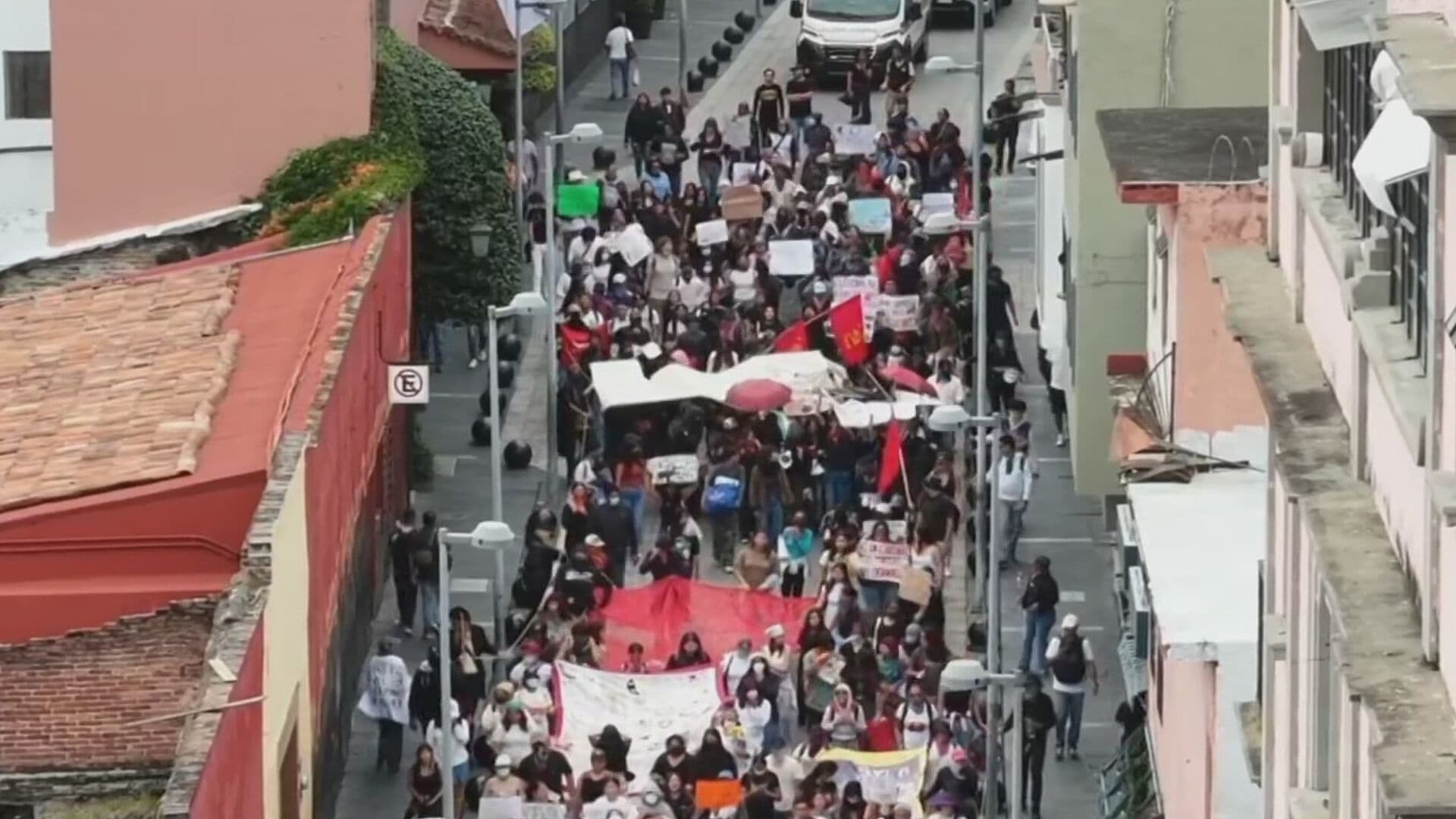 Familiares de Estudiantes Asesinados Encabezan Marcha por 2 de Octubre en Morelos