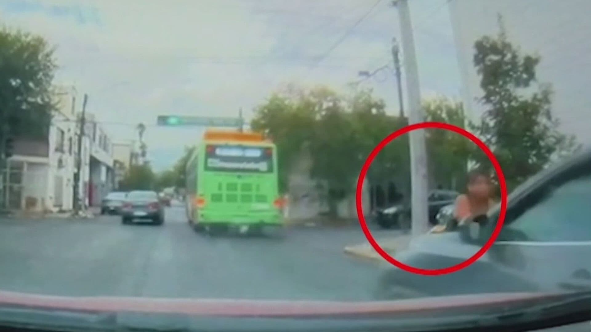 Video | Captan a Mujer Aferrada a Toldo de Auto en Monterrey