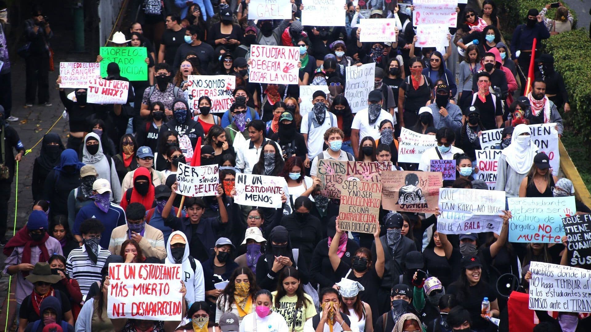 Alumnos de la UAEM y Familiares de Víctimas de Violencia Protestan en Cuernavaca