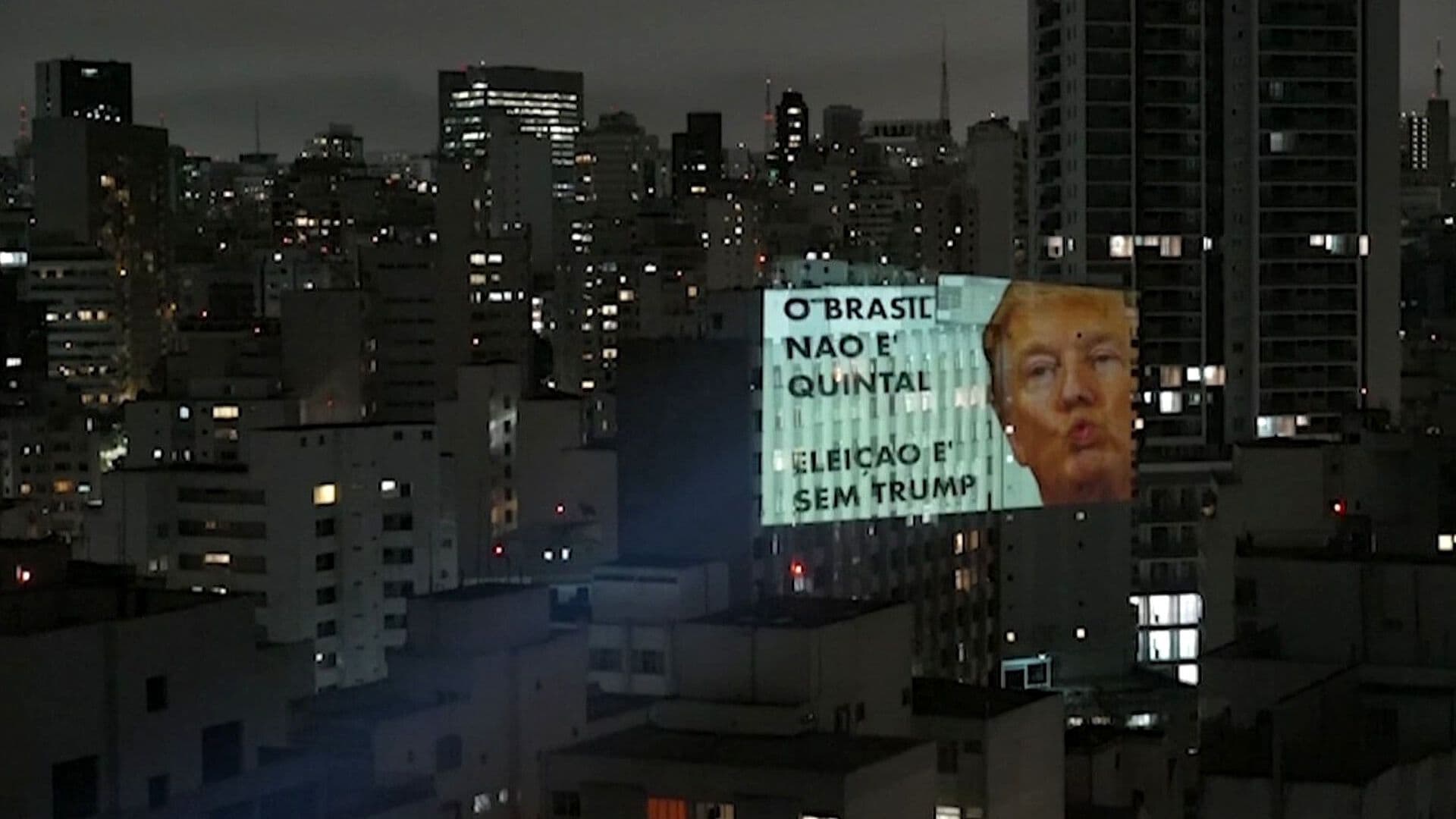 Artista Proyectó Mensajes Contra Trump y Bolsonaro en Edificios de São Paulo