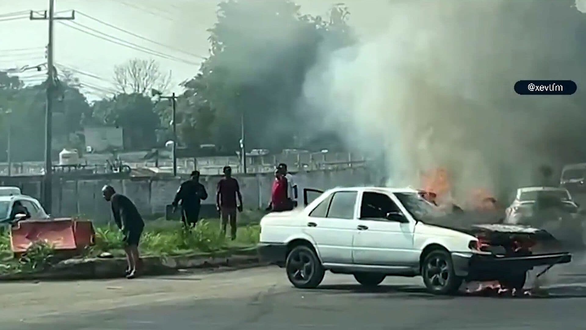 Choque e Incendio Movilizan a Equipos de Emergencia en Carretera Villahermosa-Teapa